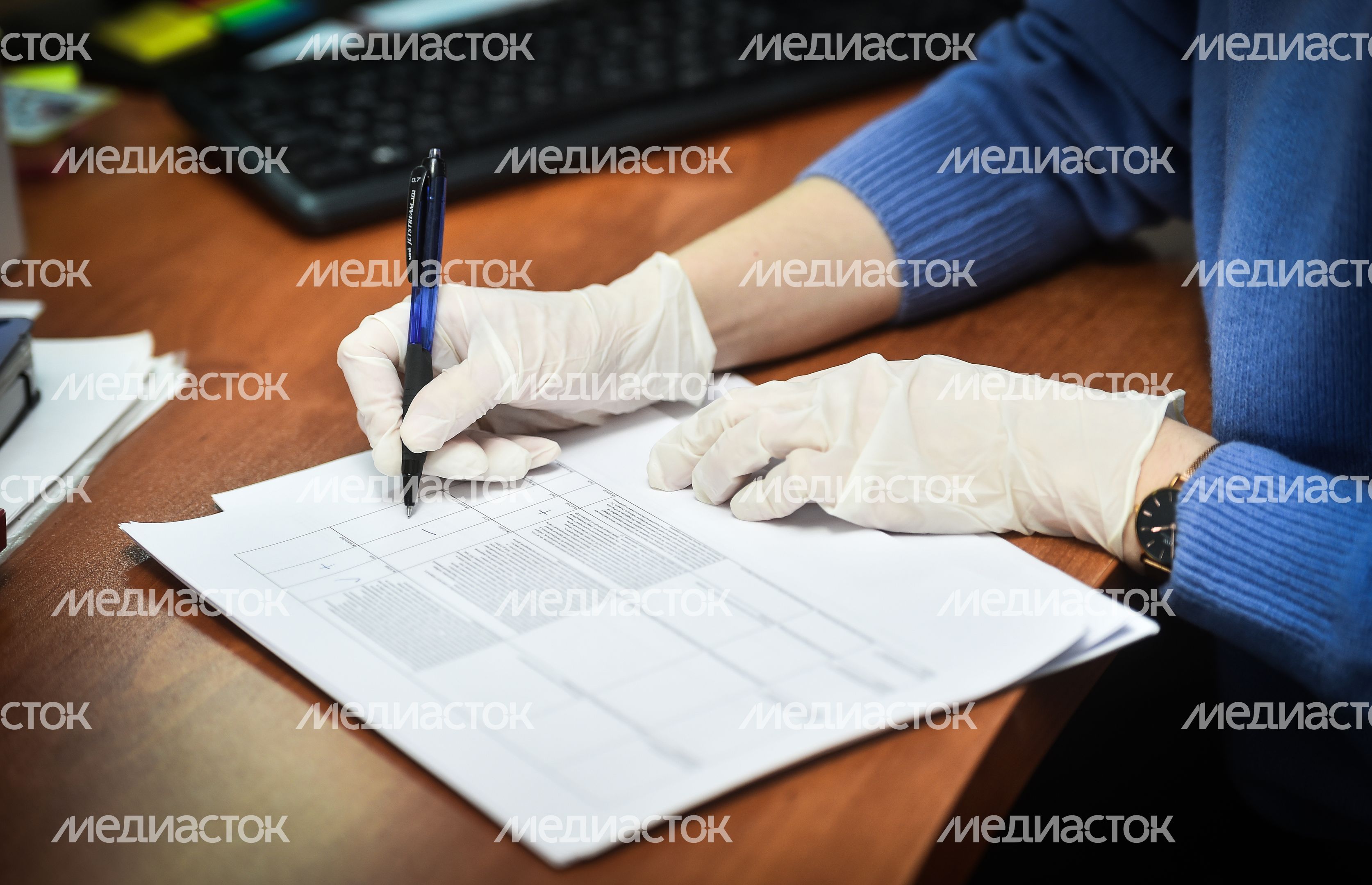 Подписание документов в защитных перчатках Подписание документов в защитных перчатках