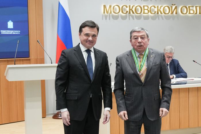 Андрей Воробьев поблагодарил общественников за работу и вручил им областные награды