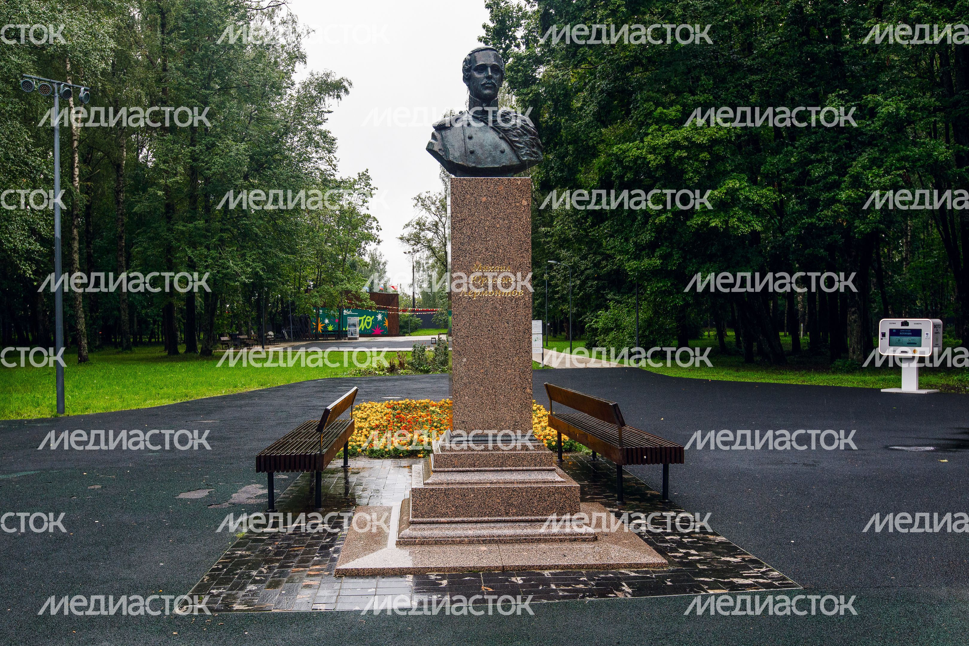 Бюст писателя Михаила Лермонтова в городском парке культуры и отдыха Солнечногорска Бюст писателя Михаила Лермонтова в городском парке культуры и отдыха Солнечногорска
