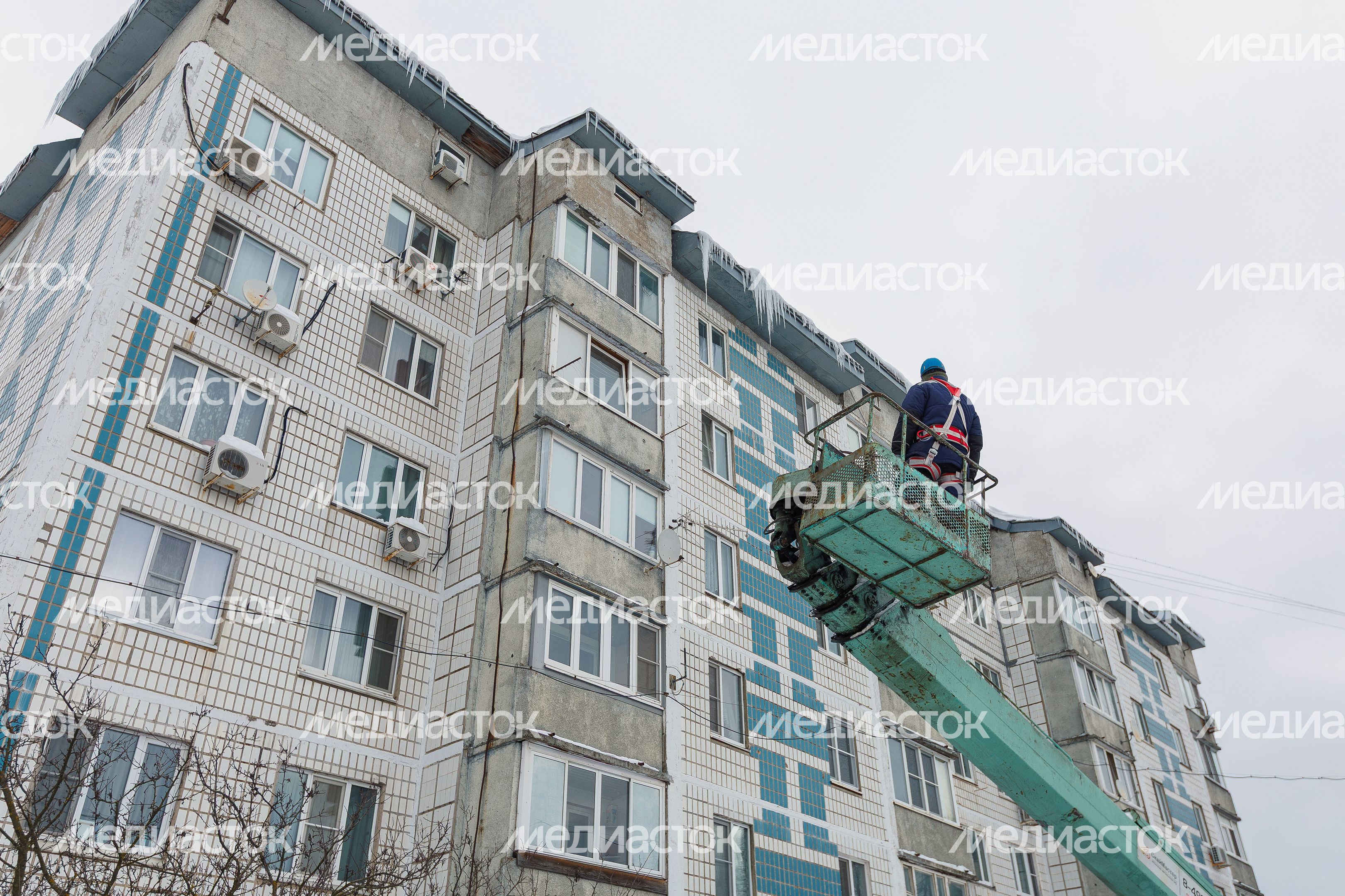 Очистка крыши многоквартирного дома на улице Чайковского в Лобне от сосулек Очистка крыши многоквартирного дома на улице Чайковского в Лобне от сосулек