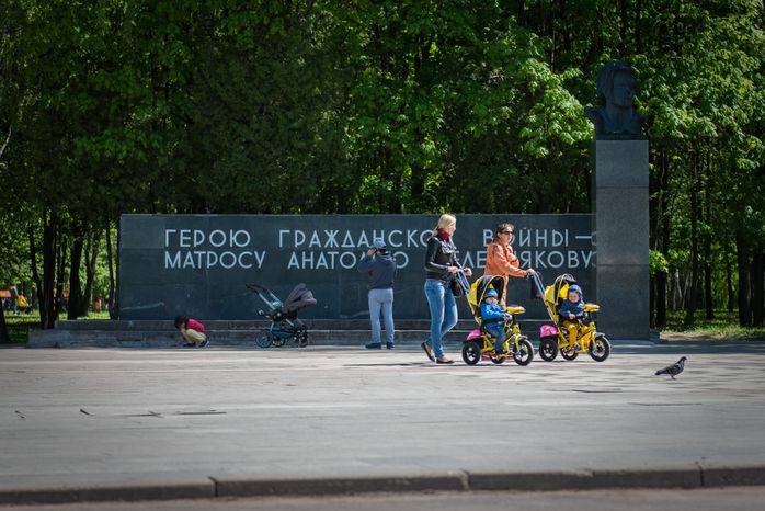 Памятник матросу Анатолию Железнякову в Долгопрудном