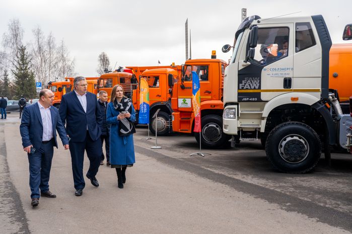 Министр жилищно-коммунального хозяйства Московской области Кирилл Григорьев осмотрел выставку коммунальной техники