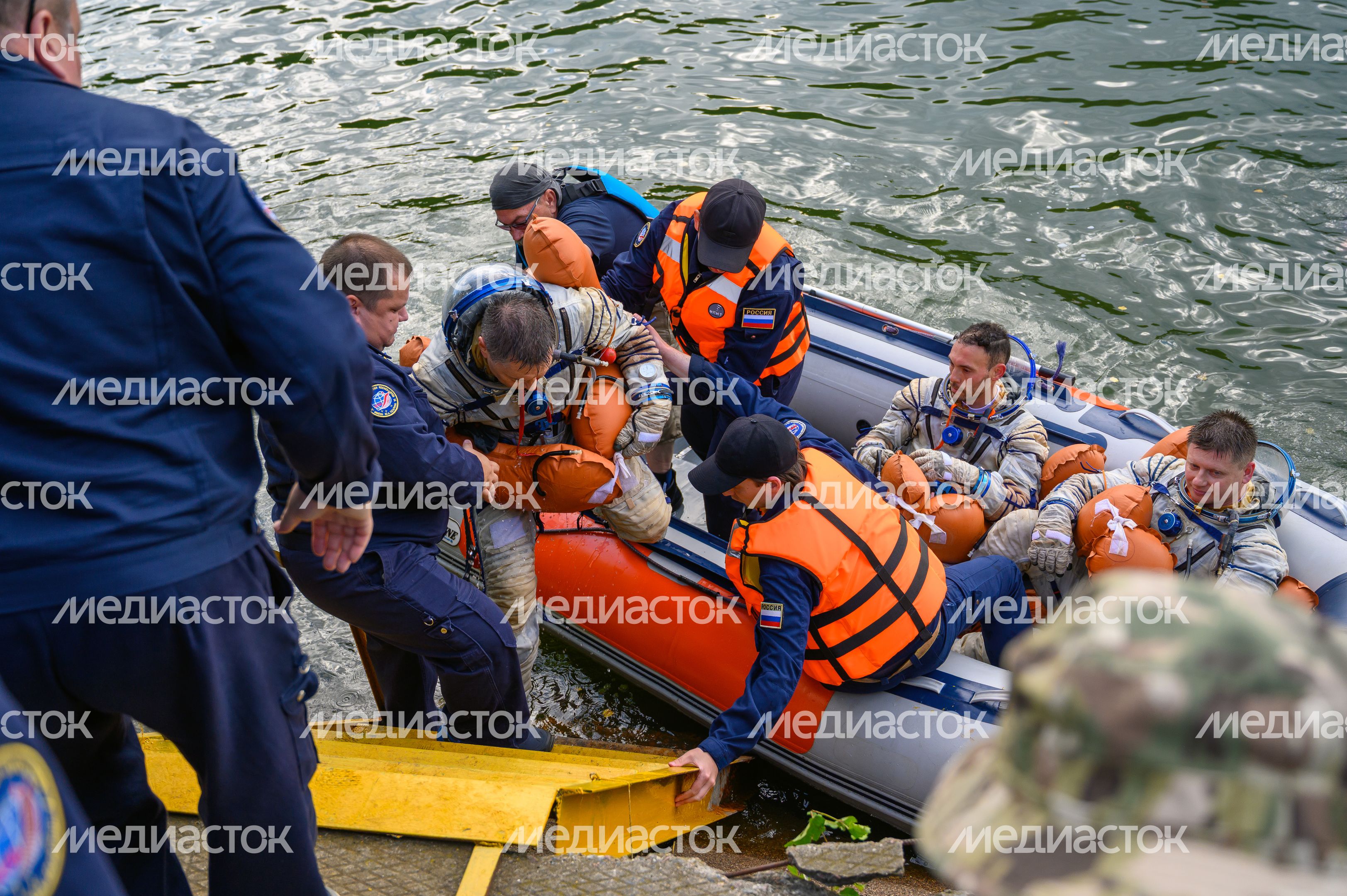Тренировка космонавтов по действиям после посадки на водную поверхность в Ногинском спасательном центре МЧС России Тренировка космонавтов по действиям после посадки на водную поверхность в Ногинском спасательном центре МЧС России