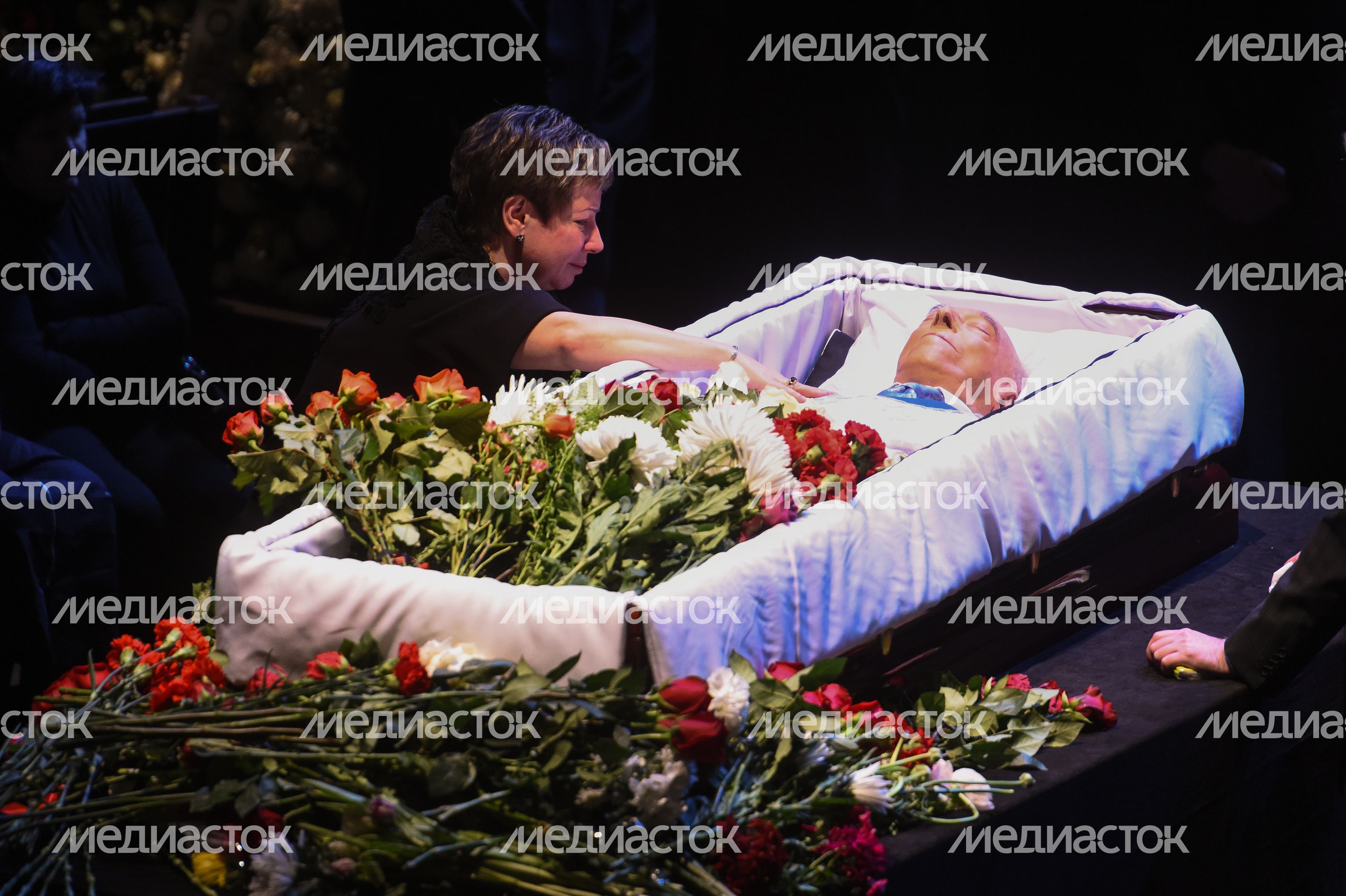 Церемония прощания с Владимиром Этушем в Москве