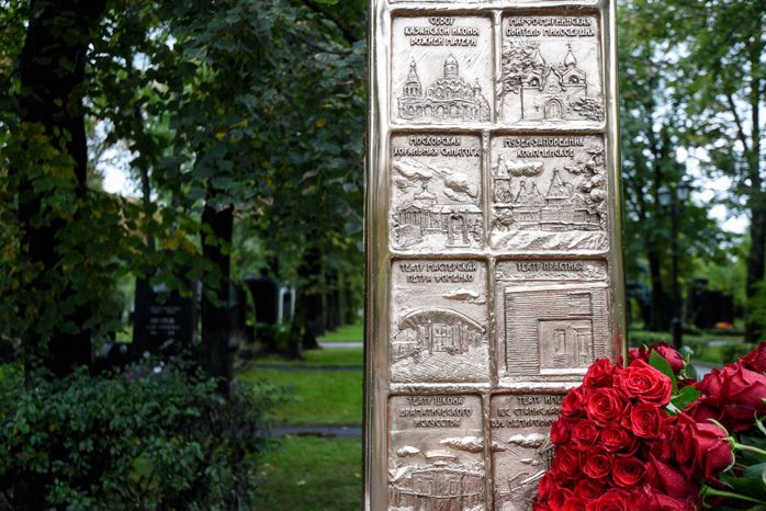 Памятник Михаилу Лужкову на Новодевичьем кладбище в Москве
