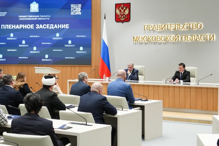 Андрей Воробьев поблагодарил общественников за работу и вручил им областные награды