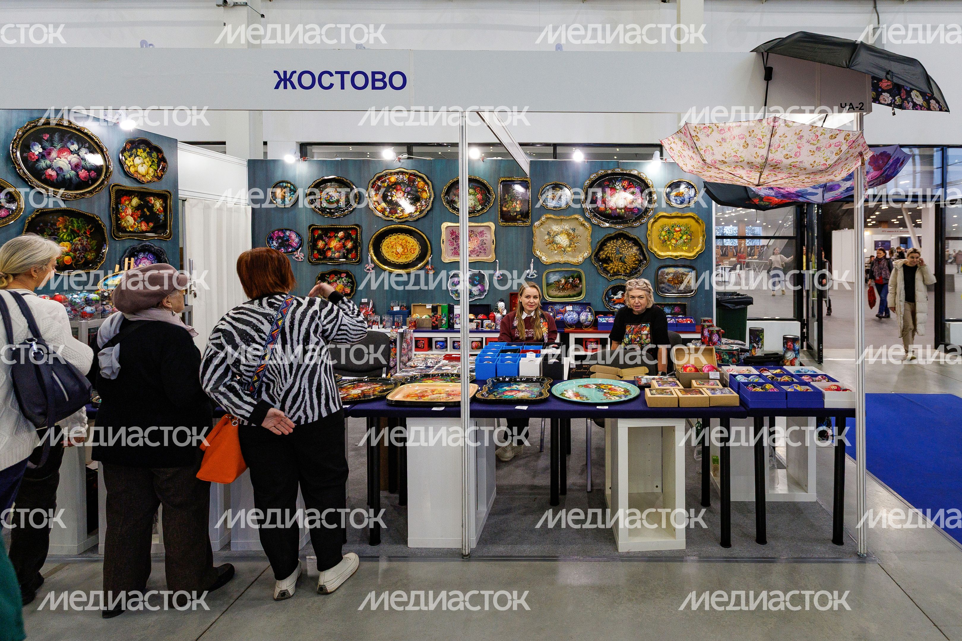 Сувениры народных промыслов Подмосковья – жостовские подносы - на выставке-ярмарке «Ладья»