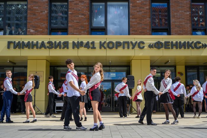 Вальс выпускников на последнем звонке в гимназии №41 - корпусе «Феникс» в ЖК «Жулебино парк» города Люберцы