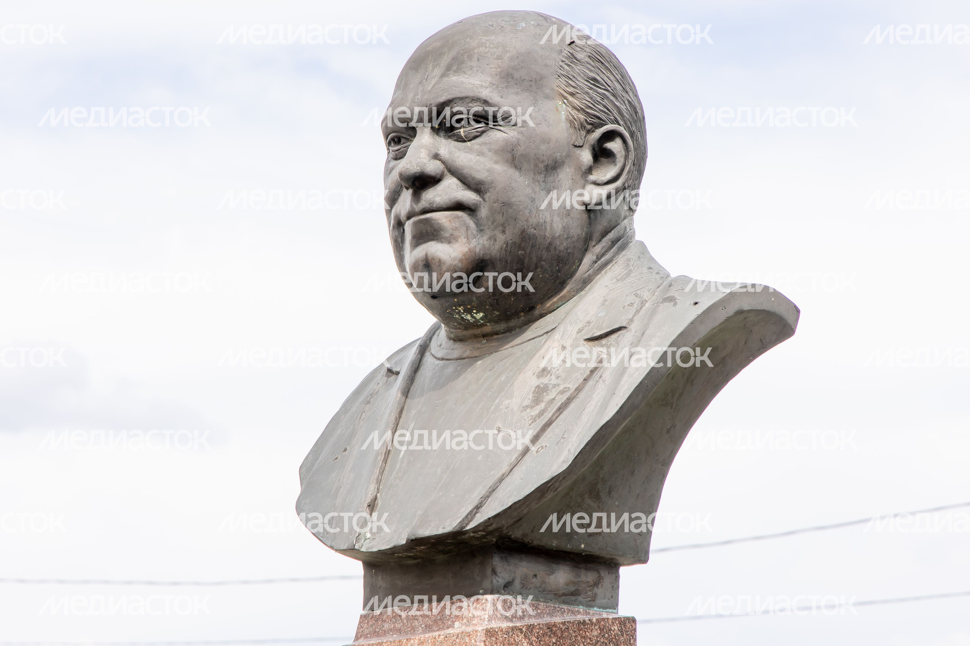 Памятник Н.Н. Лазурину