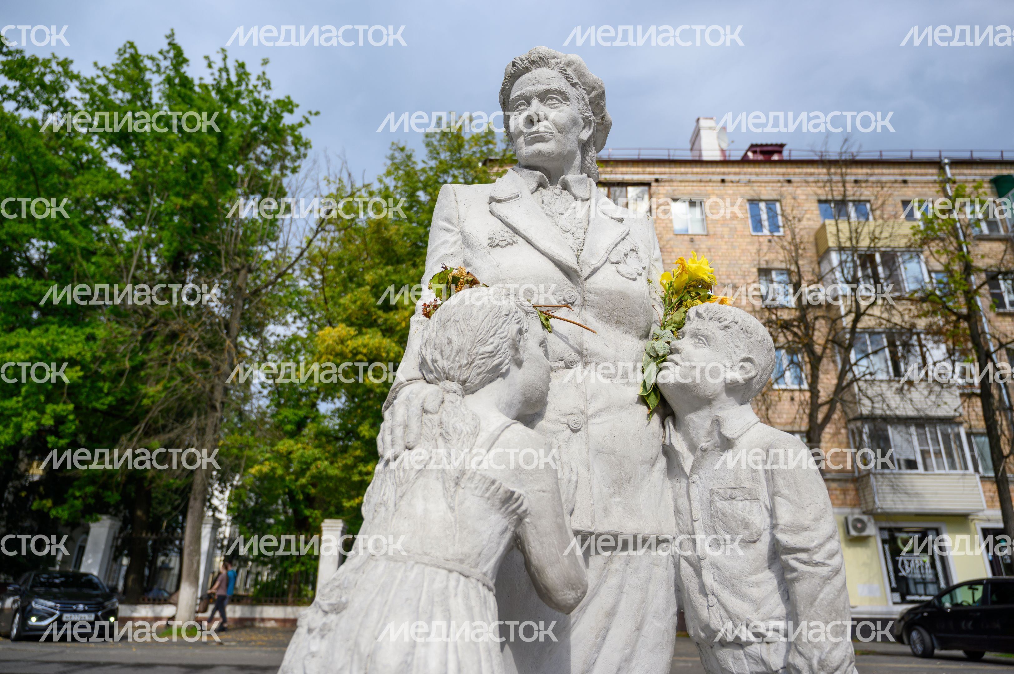 Памятник труженице тыла на центральной аллее проспекта Ленина в Электростали
