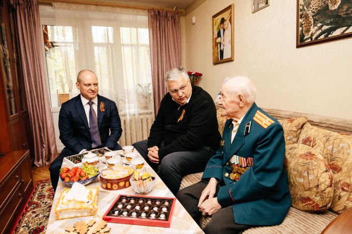 Кирилл Григорьев традиционно навестил ветерана Алексея Галютина в канун Дня Победы