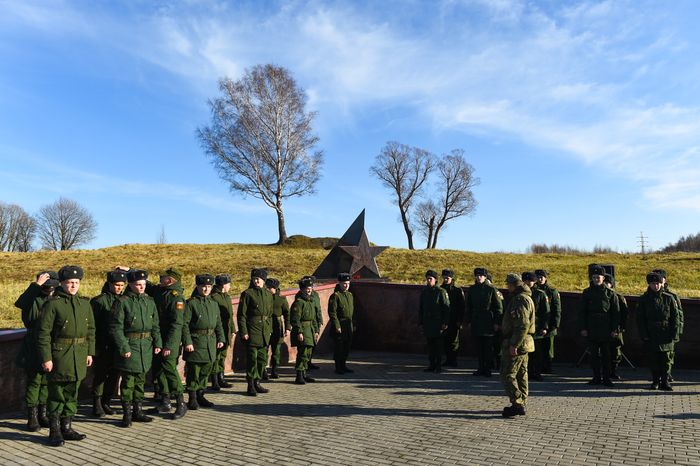 Открытие после реставрации воинского мемориала в деревне Ельня в Подмосковье