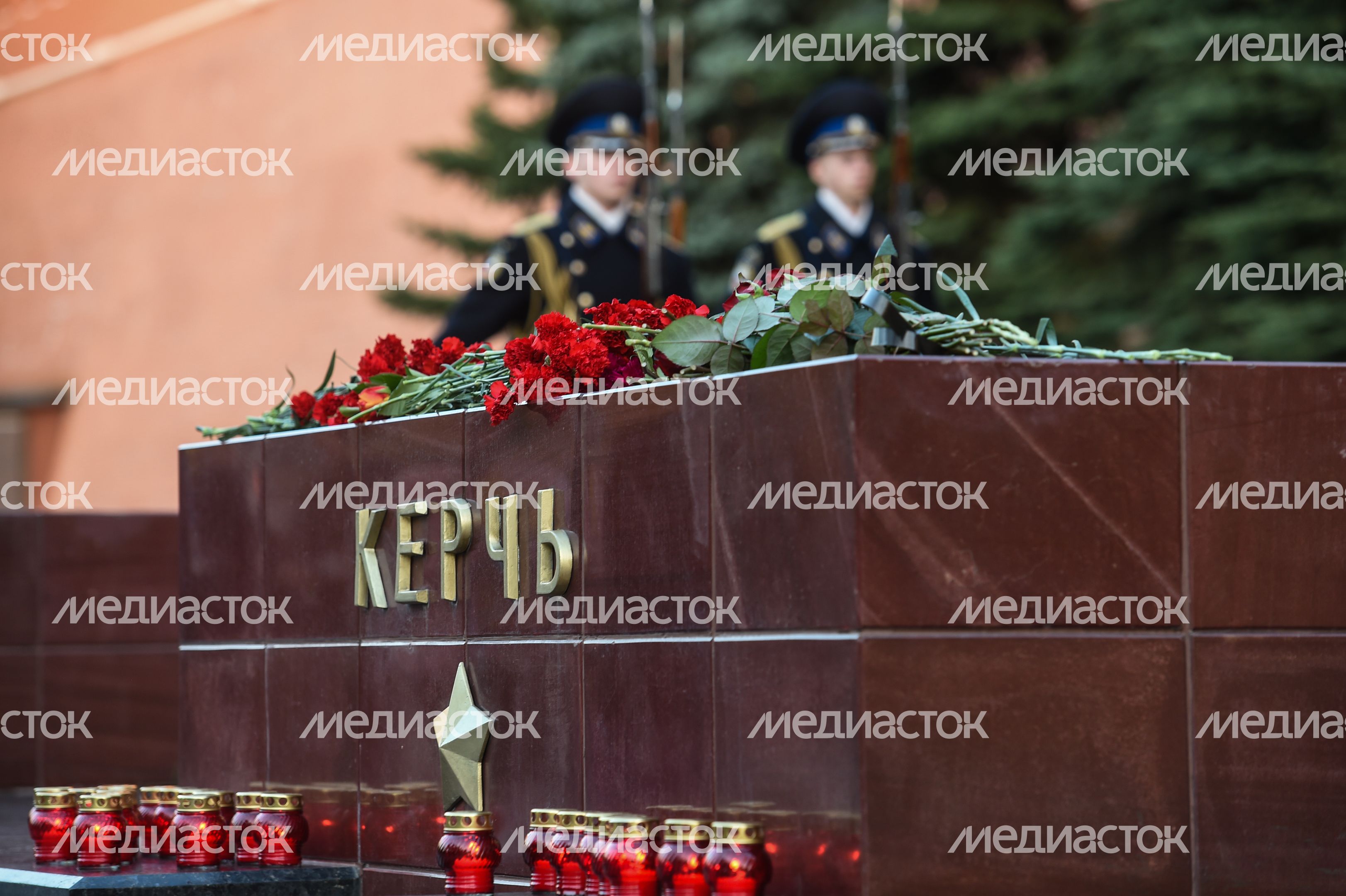 Возложение цветов к мемориалу города Керчь в Москве Возложение цветов к мемориалу города Керчь в Москве