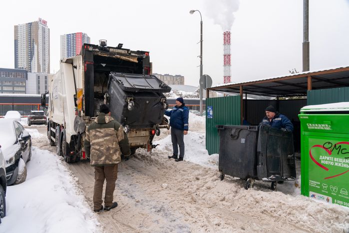 Работа мусоровозов зимой в Красногорске