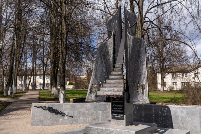 Обелиск Герою Советского Союза Александру Владимировичу Асманову в посёлке Светлые Горы г.о. Красногорск