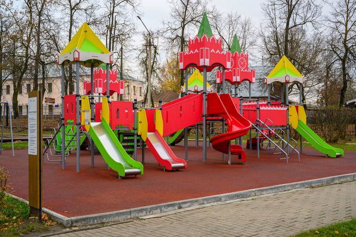 Детская площадка в парке культуры и отдыха «Пегас» в Егорьевске осенью