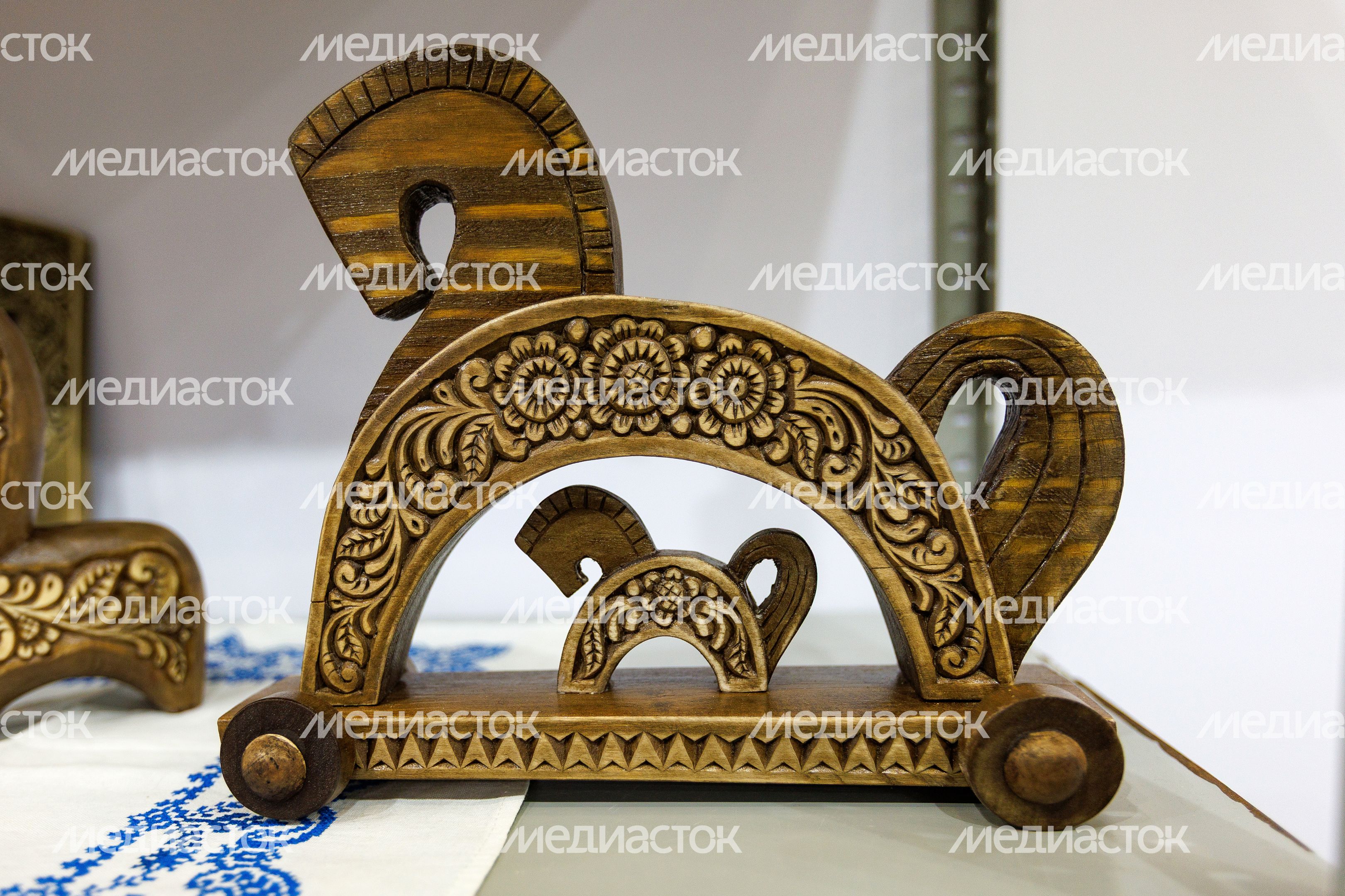 Сувениры абрамцево-кудринской резьбы из Хотьково на выставке-ярмарке «Ладья» Сувениры абрамцево-кудринской резьбы из Хотьково на выставке-ярмарке «Ладья»