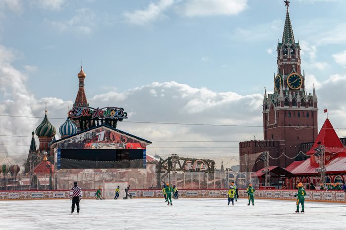 Подмосковные хоккеисты сыграли в матче на Красной площади в Москве