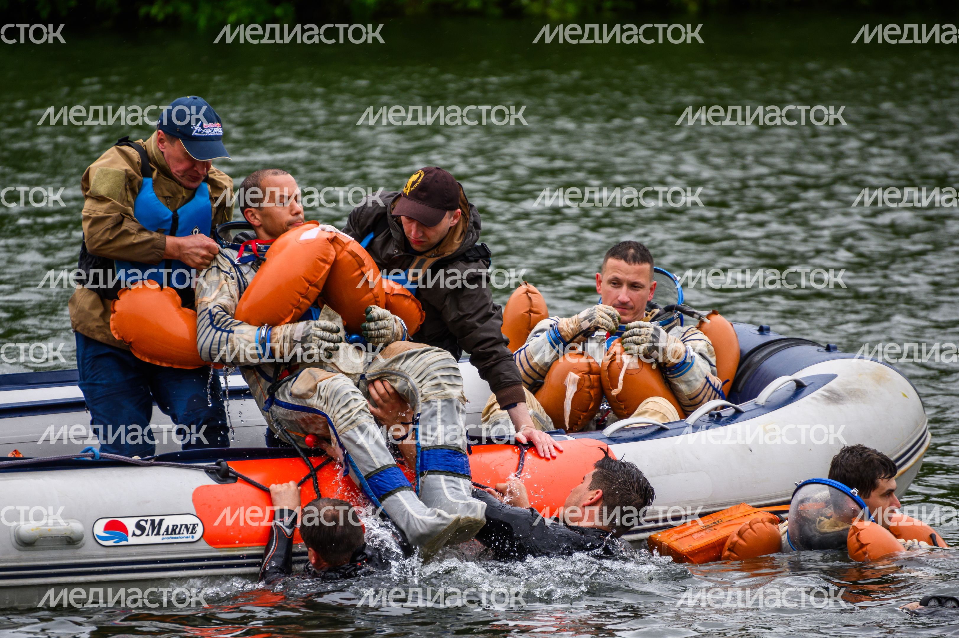 Тренировка космонавтов по действиям после посадки на воду в Ногинске