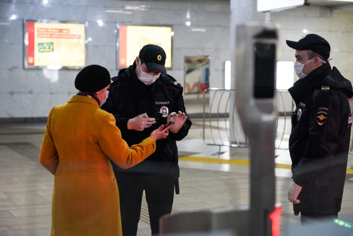 Проверка электронных пропусков в московском метро