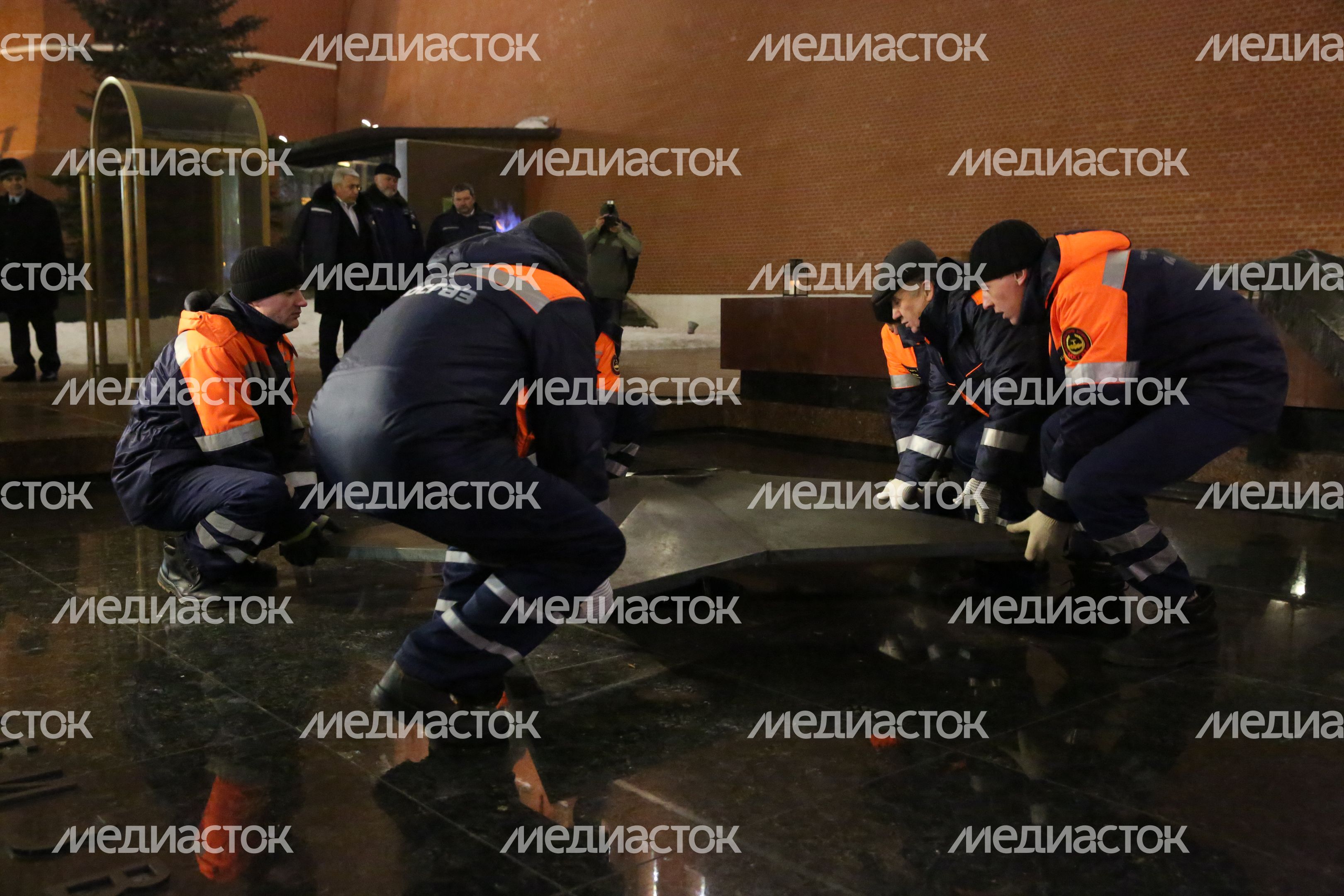 Профилактика горелки Вечного огня в Александровском саду