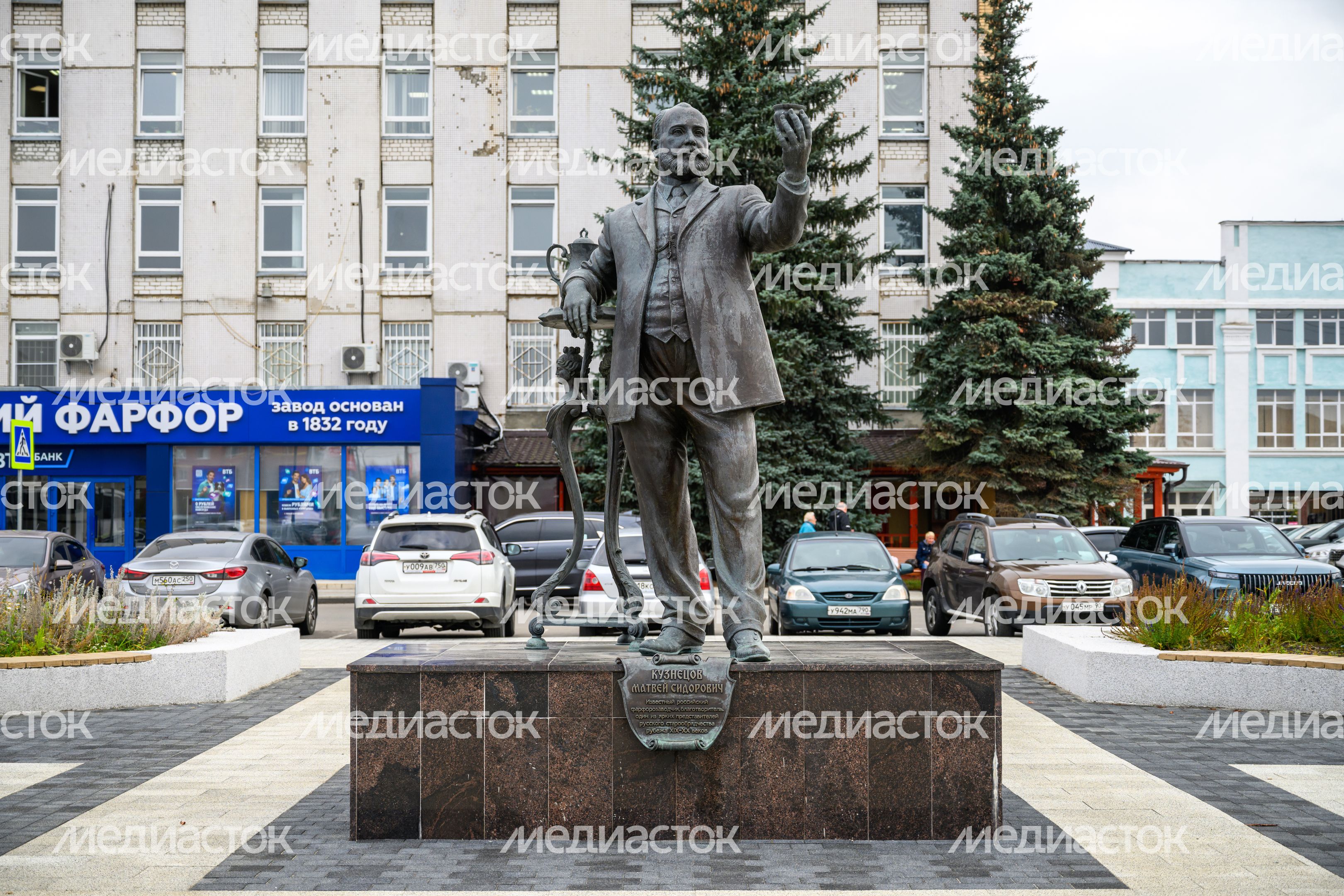 Памятник российскому промышленнику Матвею Кузнецову в Ликино-Дулево Памятник российскому промышленнику Матвею Кузнецову в Ликино-Дулево