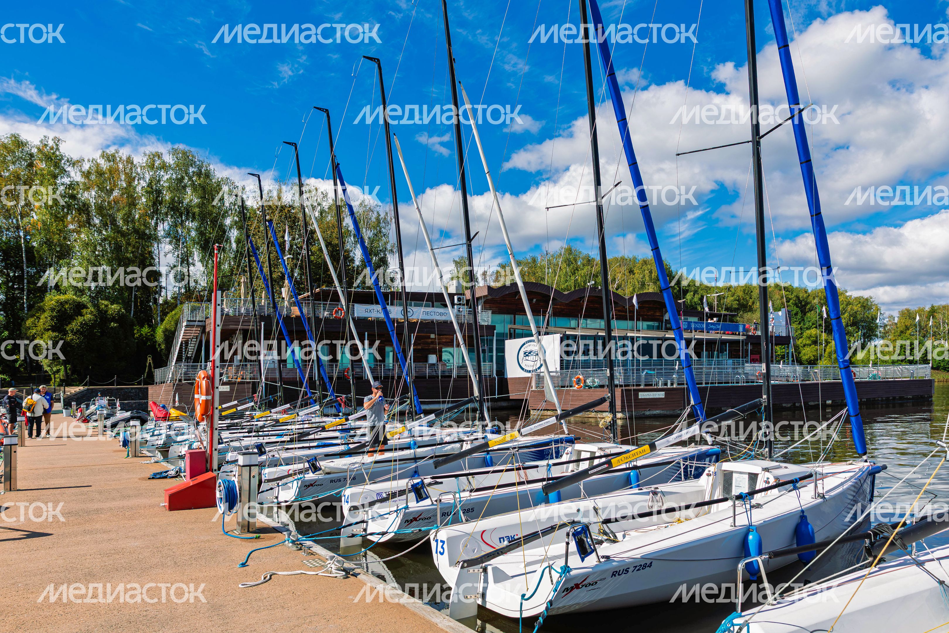 Лодки на причале яхт-клуба Tenzor Sailing Club в Мытищах на берегу Пестовского водохранилища Лодки на причале яхт-клуба Tenzor Sailing Club в Мытищах на берегу Пестовского водохранилища