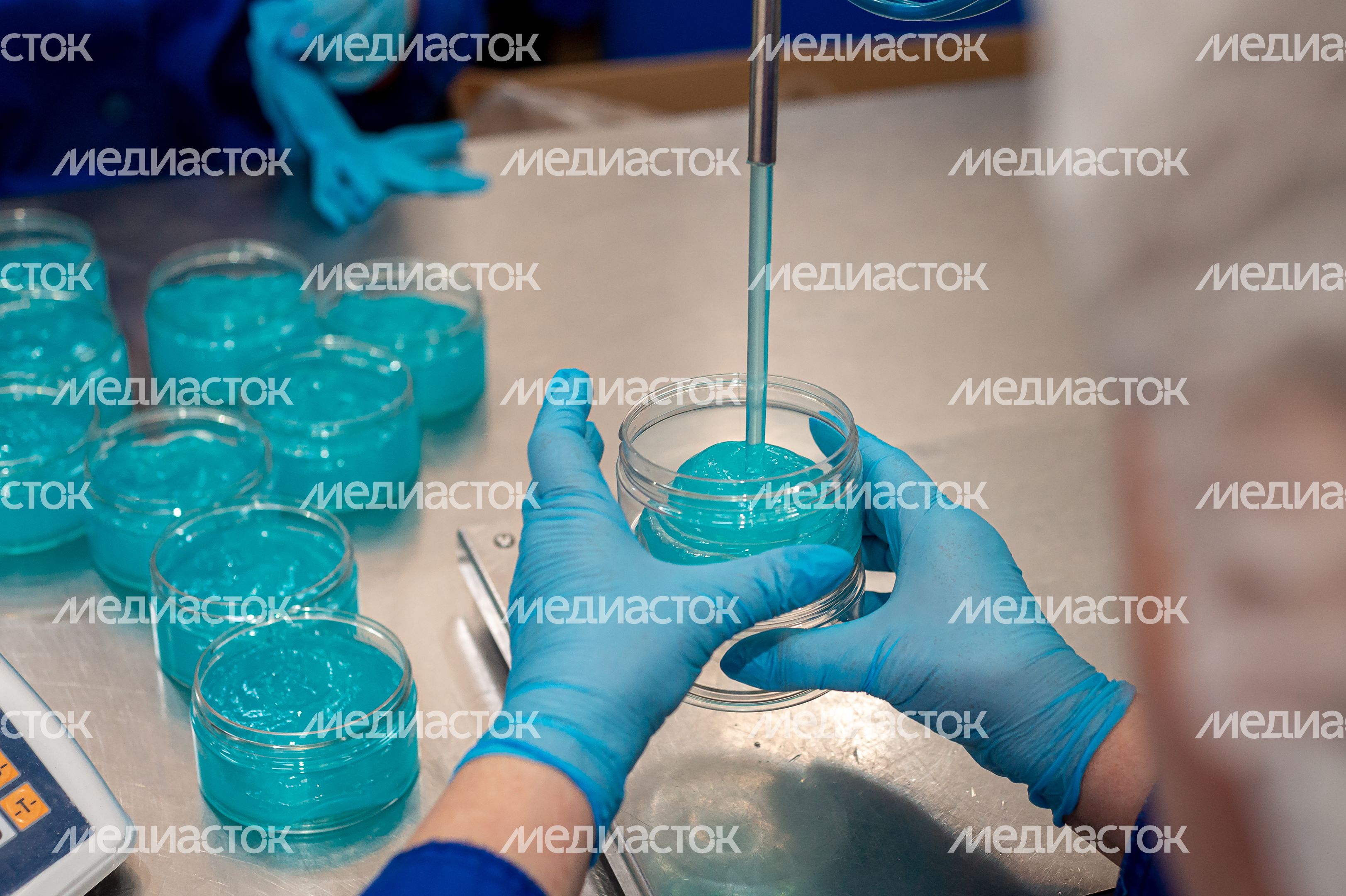 Процесс работы фабрики косметического бренда Mixit