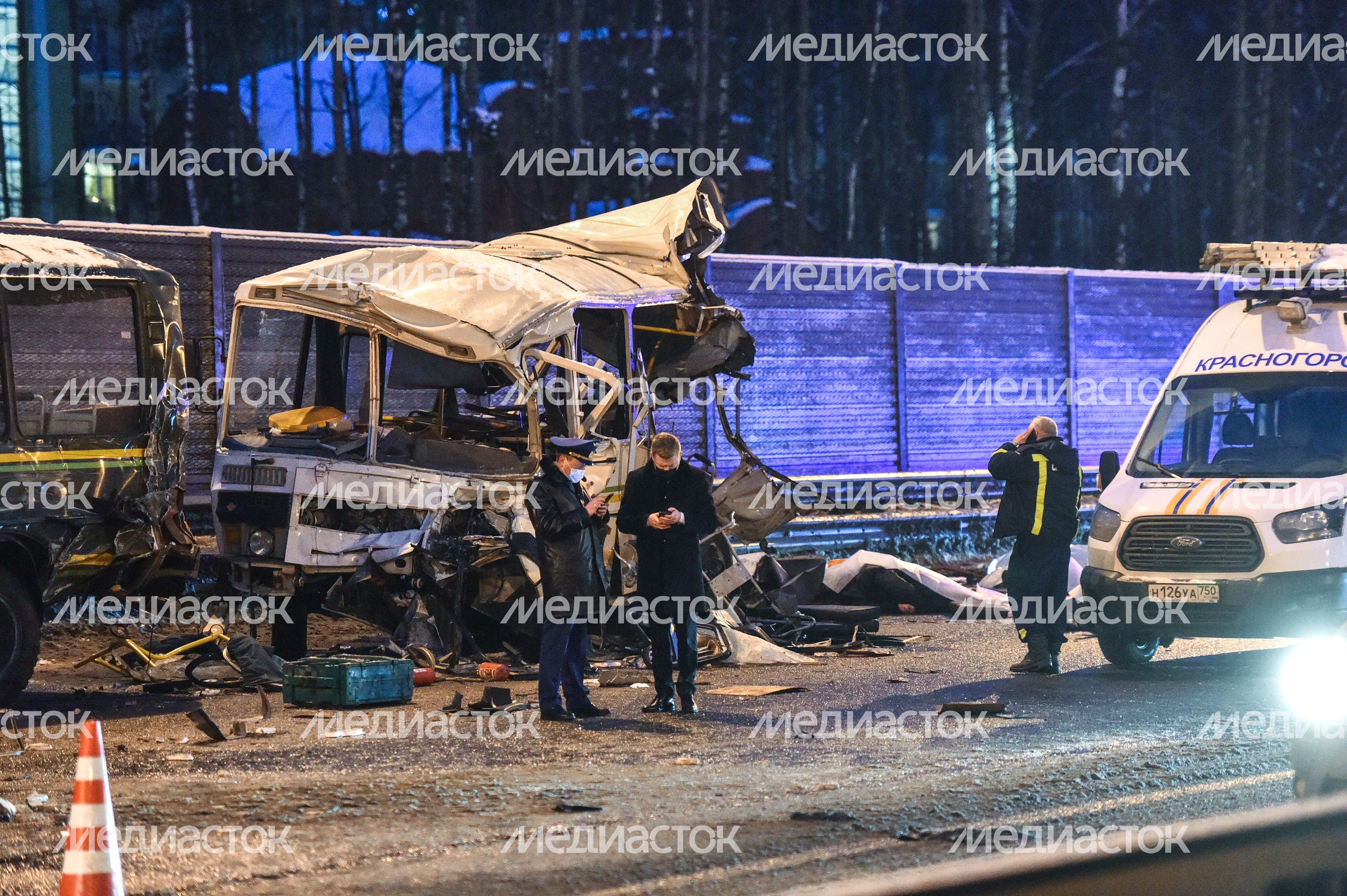 Кадры с места столкновения четырех автобусов и грузовика на Новорижском шоссе в Московской области
