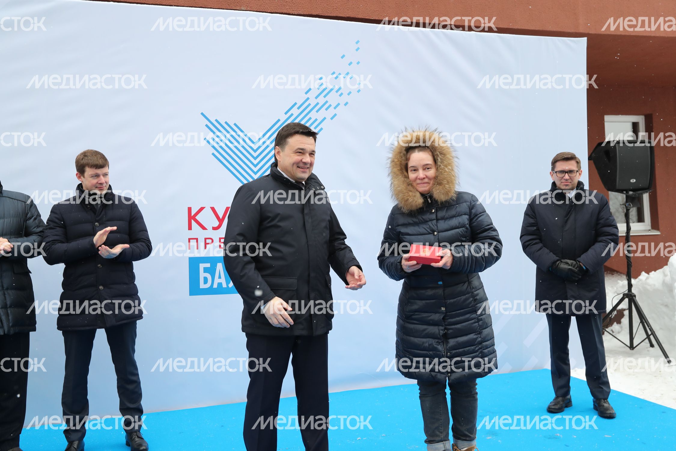 Губернатор вручил ключи от квартир дольщикам ЖК Квартал Лукино в Балашихе Губернатор вручил ключи от квартир дольщикам ЖК Квартал Лукино в Балашихе