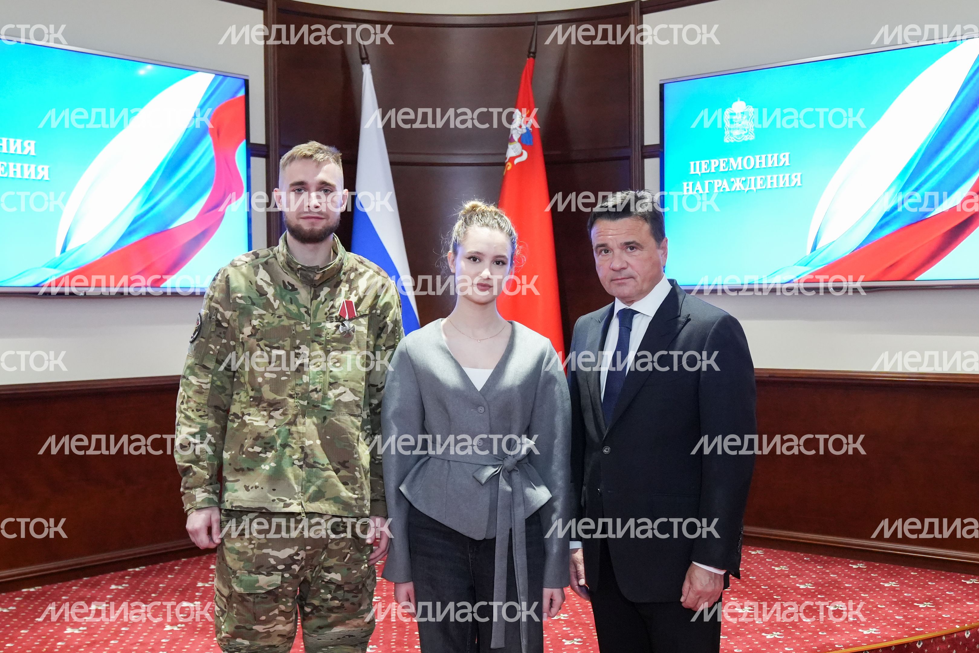 Андрей Воробьев вручил ордена и медали добровольцам из Подмосковья