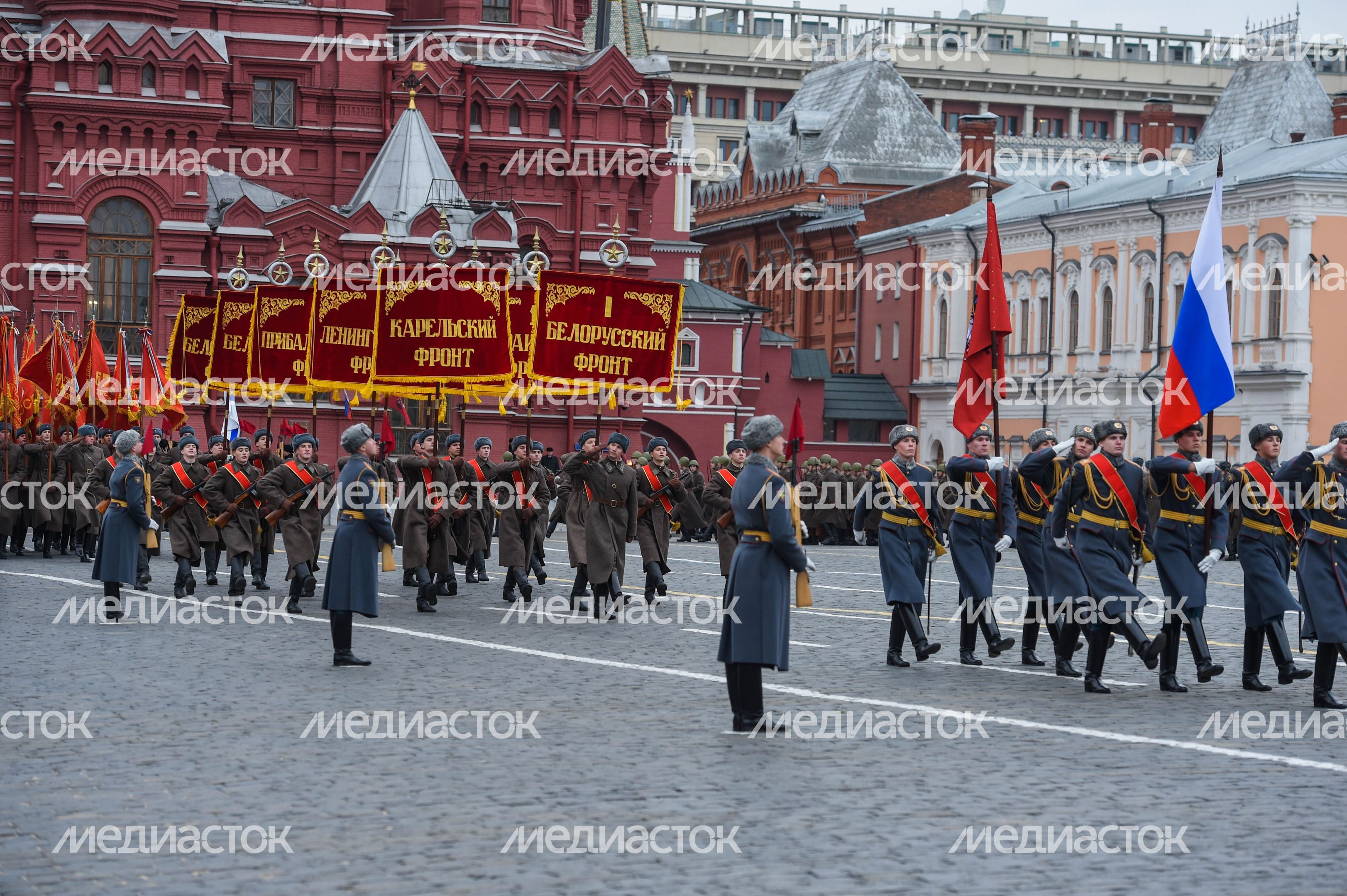 Торжественный марш в честь парада 1941 года на Красной площади в Москве