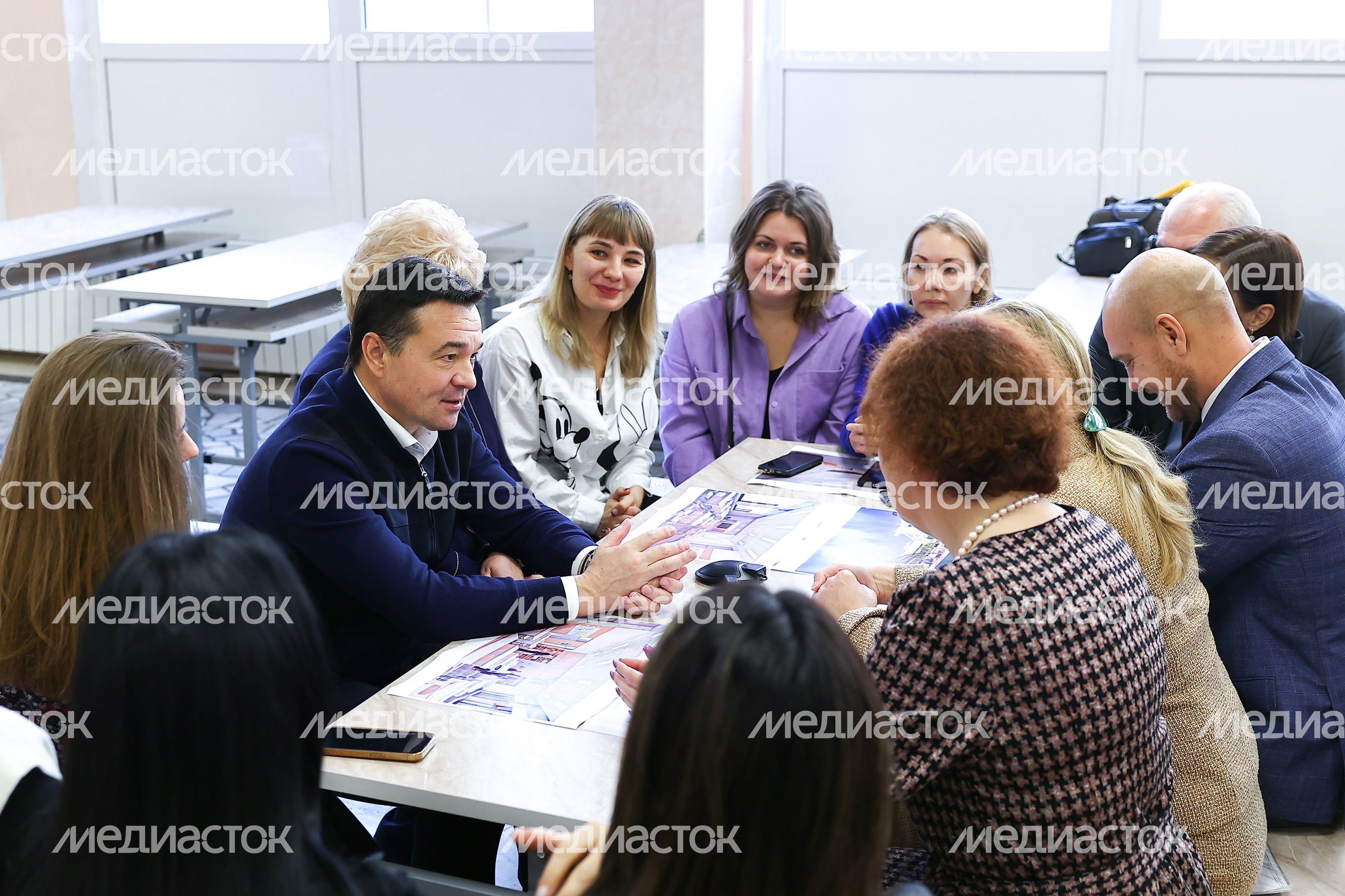 Губернатор Московской области пообщался с родителями учащихся гимназии №5 в Дзержинском Губернатор Московской области пообщался с родителями учащихся гимназии №5 в Дзержинском