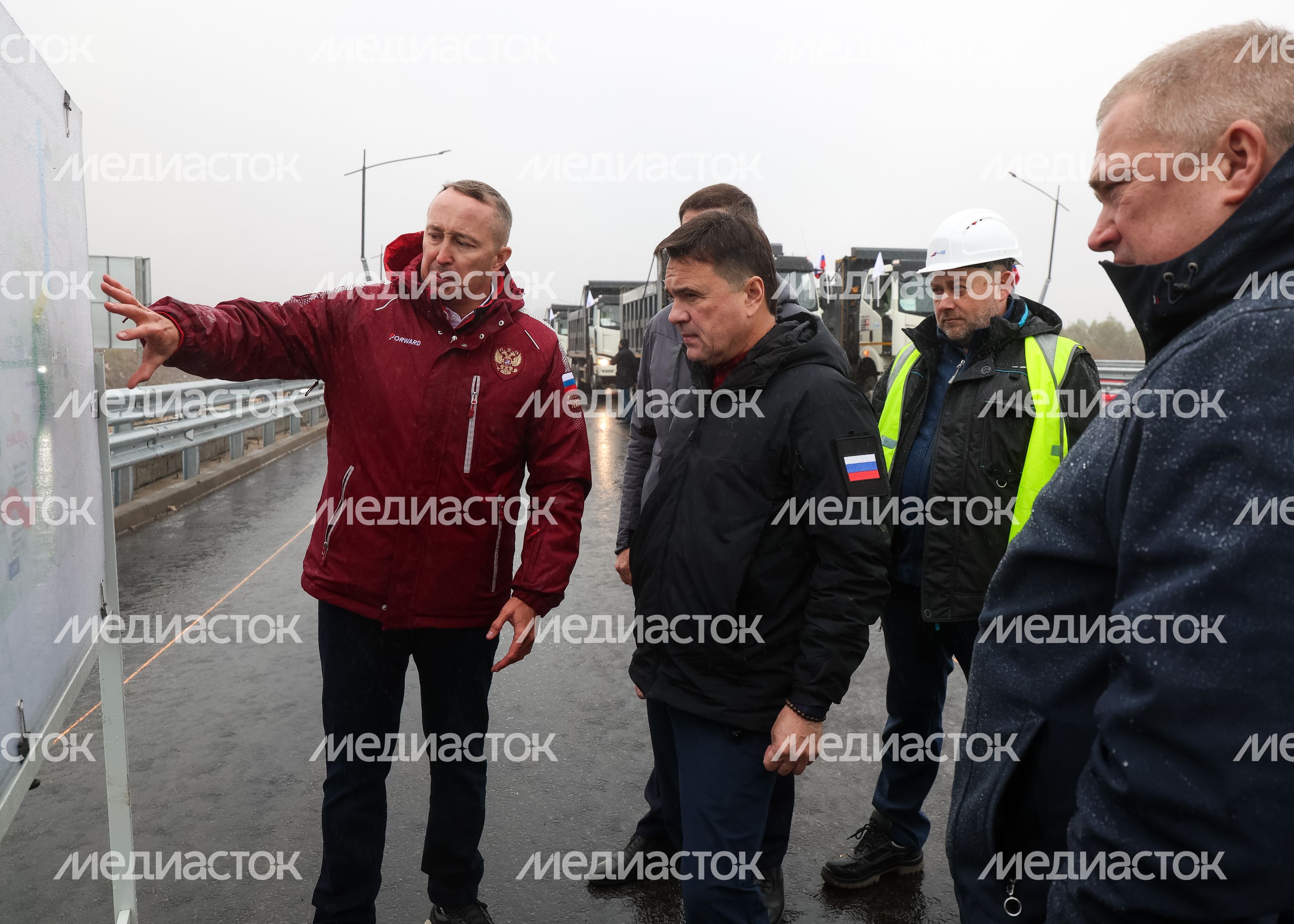 Андрей Воробьев вместе со строителями дал старт движению по новому участку ЮЛА Андрей Воробьев вместе со строителями дал старт движению по новому участку ЮЛА