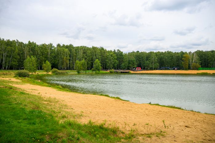 Пляж на набережной озера Дивное в парке «Заря» в Балашихе