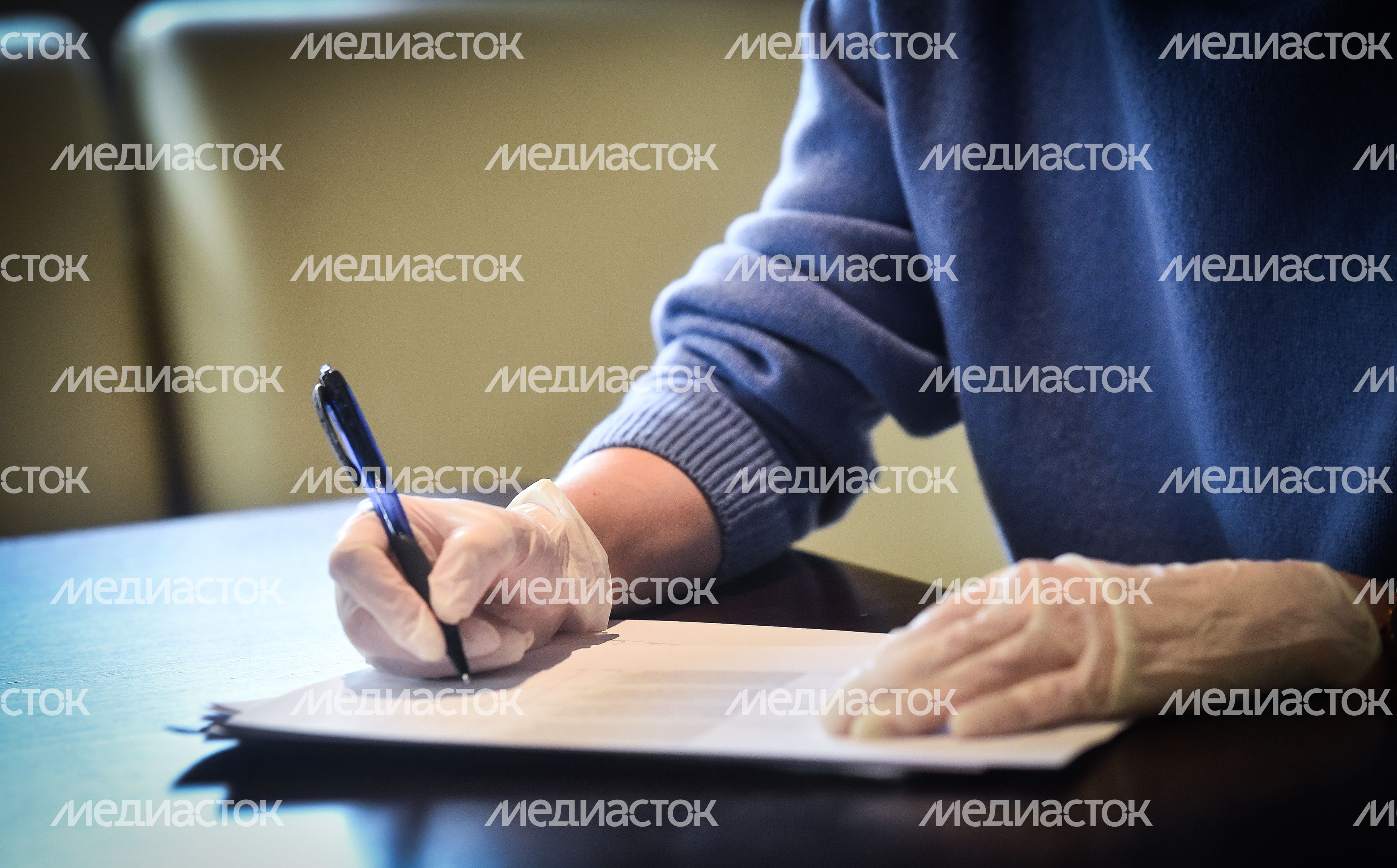 Подписание документов в защитных перчатках Подписание документов в защитных перчатках