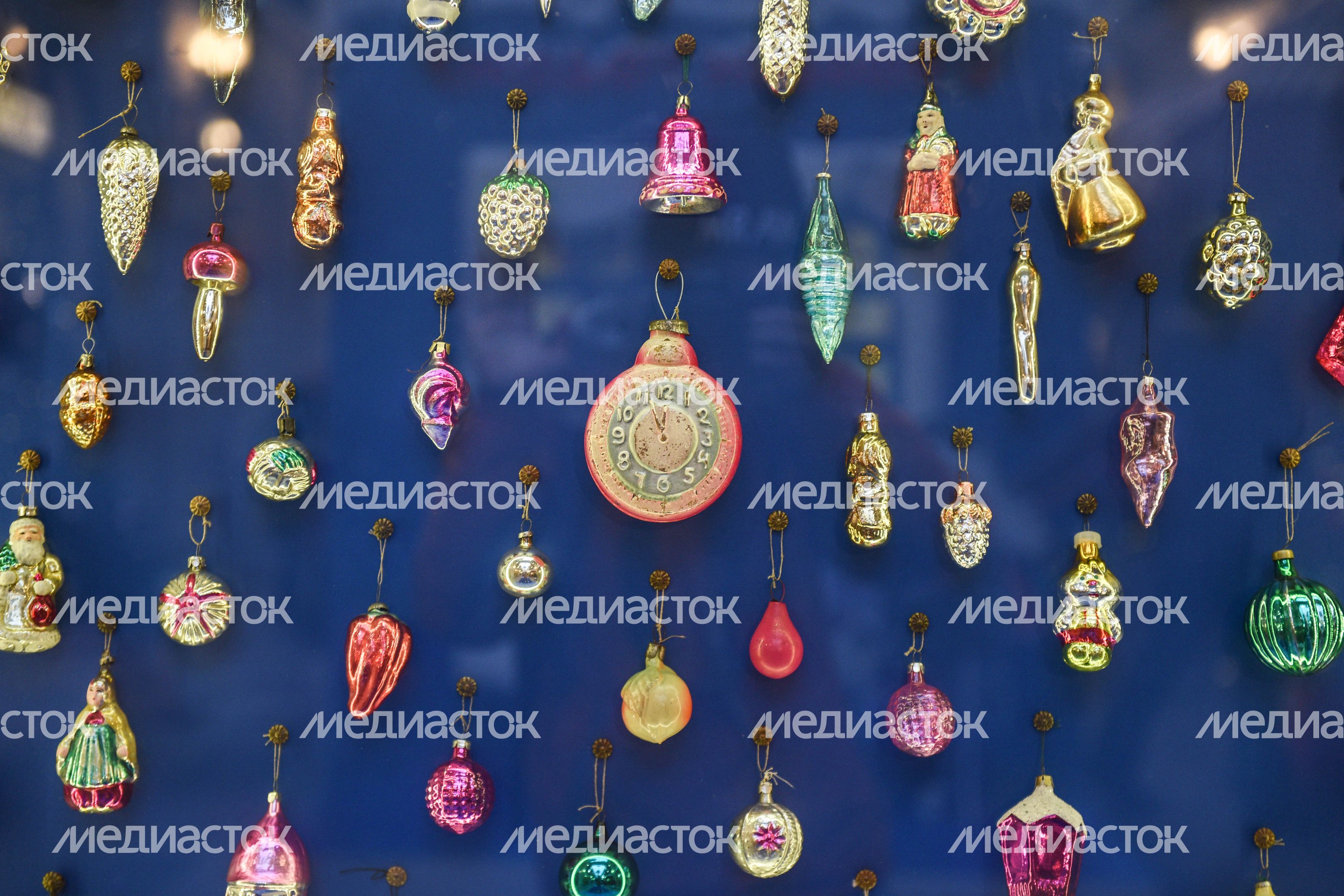 Выставка новогодних игрушек в ГУМе из личной коллекции Александра Олешко