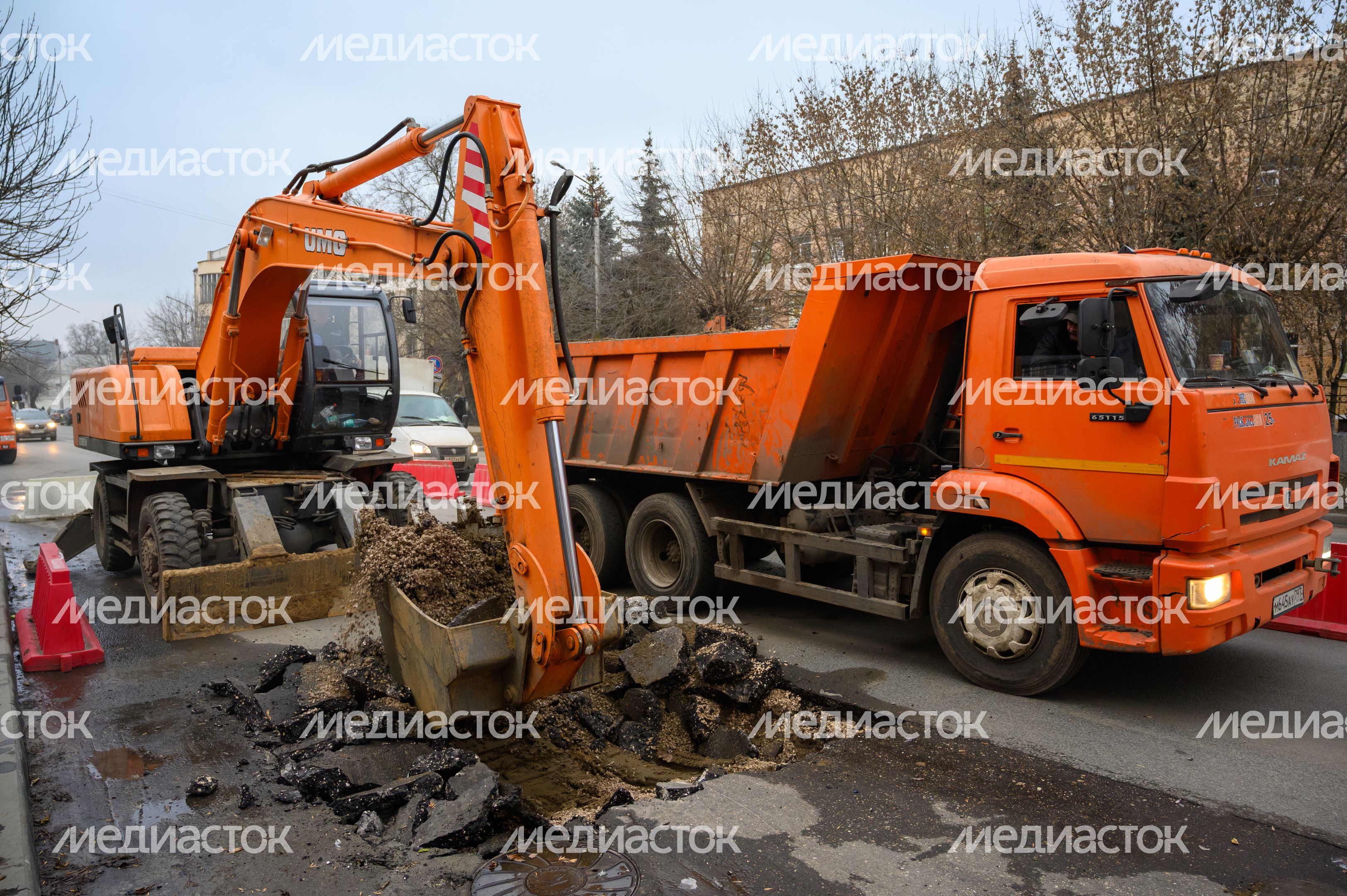 Рабочие Мособлводоканала укладывают асфальт в Орехово-Зуево после ремонта водопровода Рабочие Мособлводоканала укладывают асфальт в Орехово-Зуево после ремонта водопровода