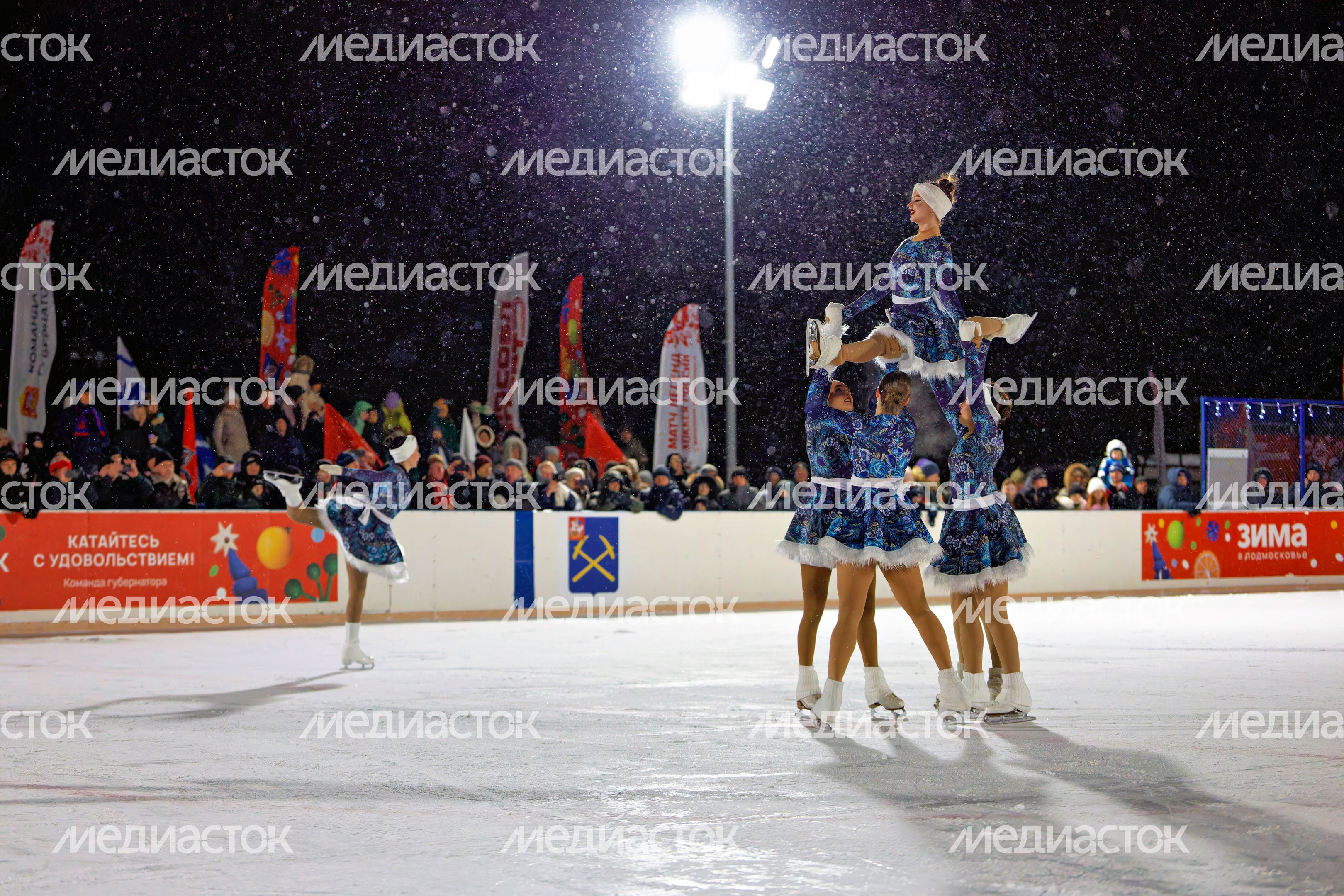 Выступление фигуристов на открытии хоккейного матча «Легенд хоккея» vs «Сборной Подольска» в проекте «Выходи во двор» Выступление фигуристов на открытии хоккейного матча «Легенд хоккея» vs «Сборной Подольска» в проекте «Выходи во двор»