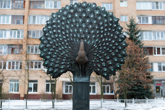 Скульптуры павлинов в Серпухове