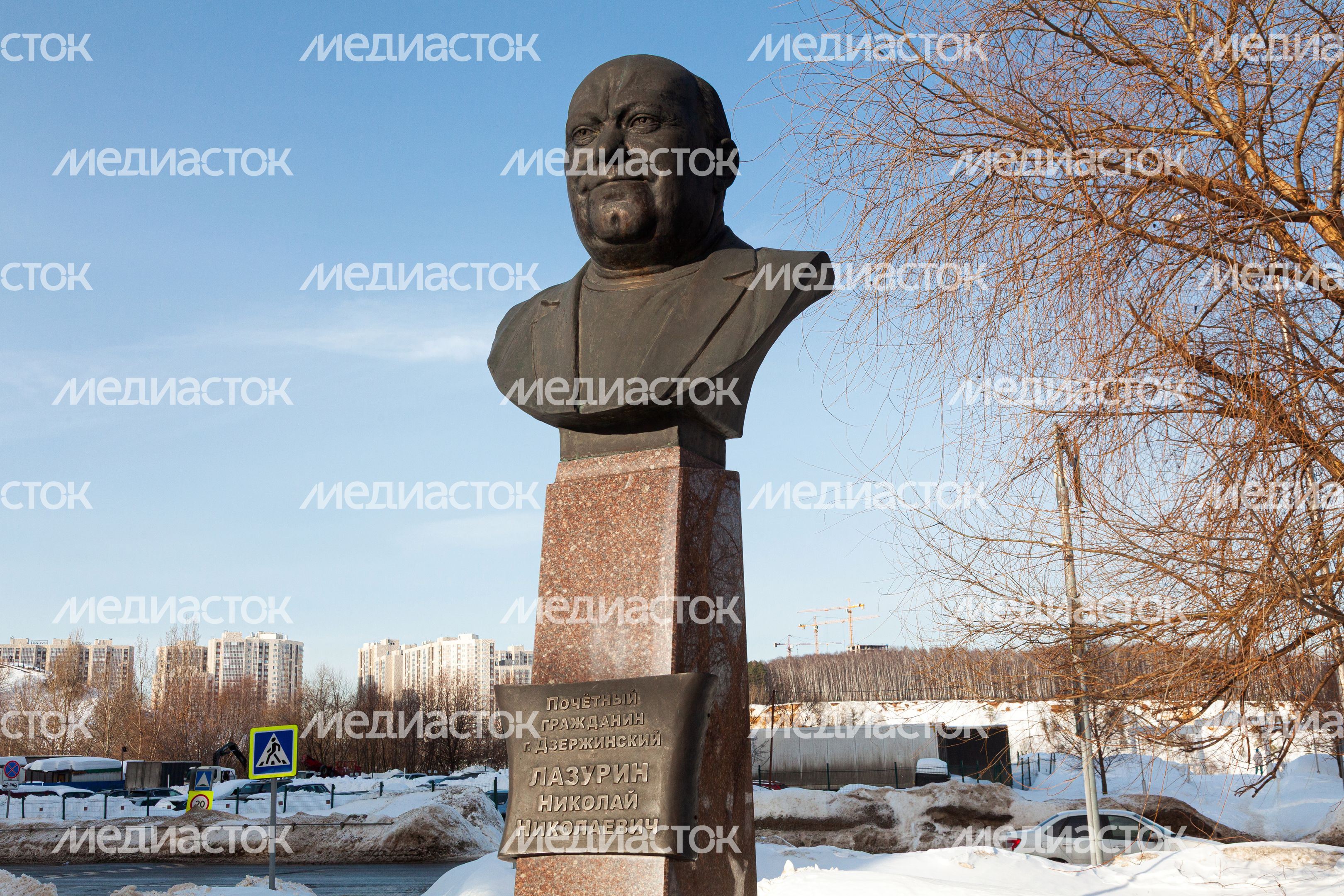 Бюст почетного гражданина города Дзержинский Н.Н. Лазурина на Лазуринском бульваре Бюст почетного гражданина города Дзержинский Н.Н. Лазурина на Лазуринском бульваре