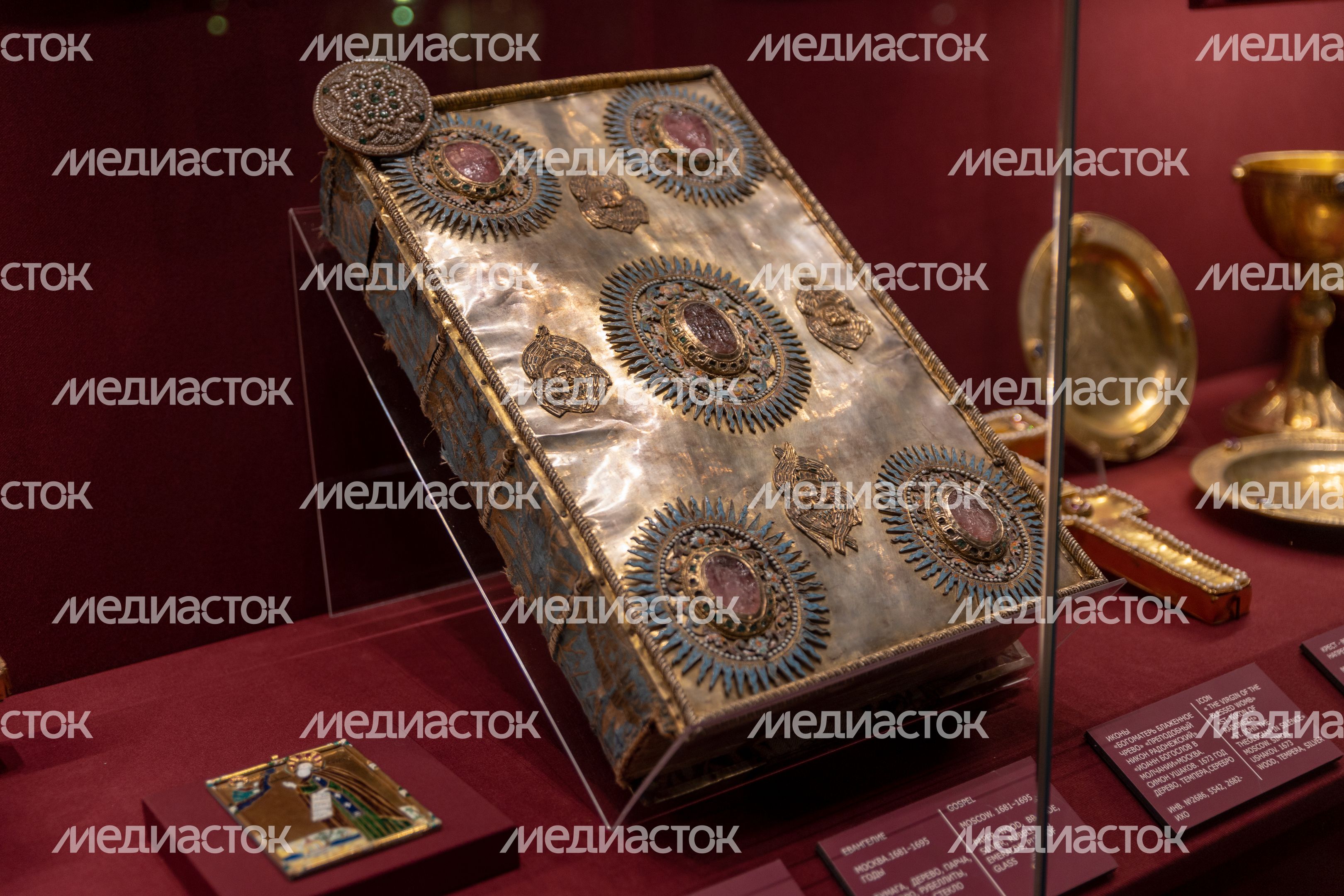 Ризница. Экспозиция Реликвия и сокровища Троице-Сергиева монастыря XI-XVII веков Ризница. Экспозиция Реликвия и сокровища Троице-Сергиева монастыря XI-XVII веков