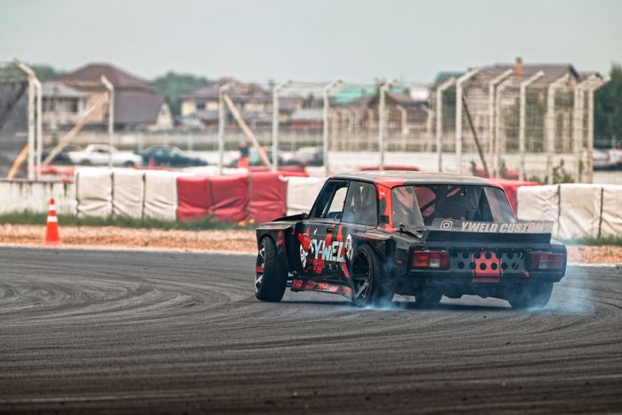 Гонка автомобилей на дрифт-фестивале скорости и драйва Drift Expo Track Mode 2025