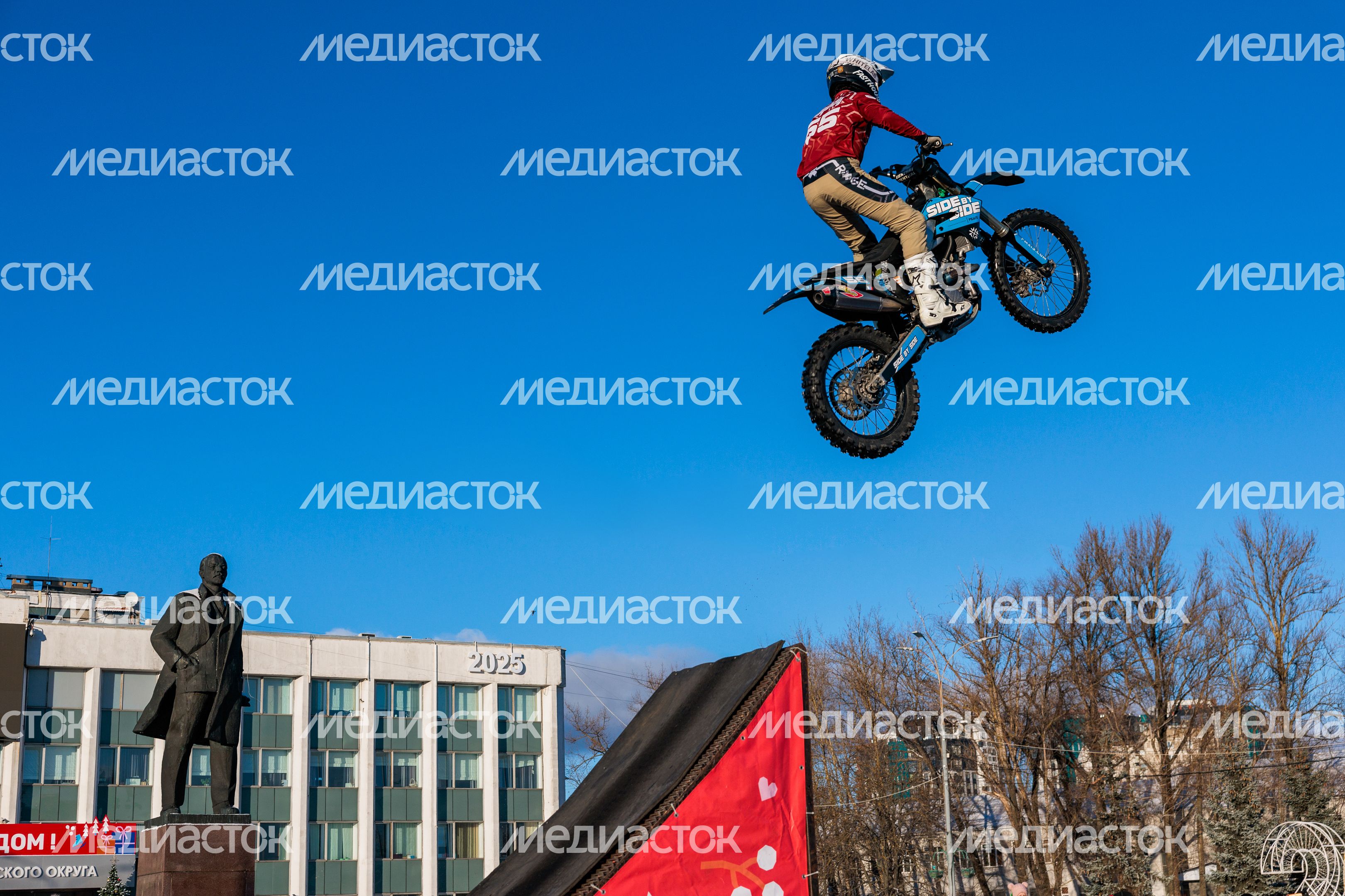 Зимний фристайл-мотокросс от команды FMX13 в Одинцово Зимний фристайл-мотокросс от команды FMX13 в Одинцово