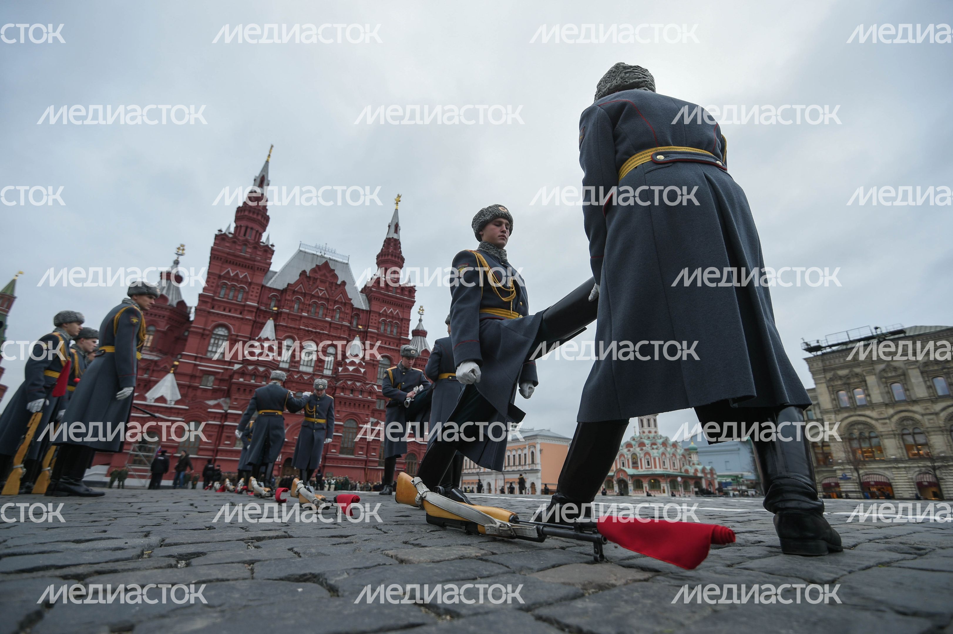 Торжественный марш в честь парада 1941 года на Красной площади в Москве
