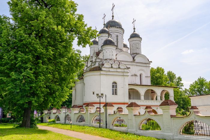 Спасо-Преображенская церковь в поселке Большие Вяземы Одинцовского округа