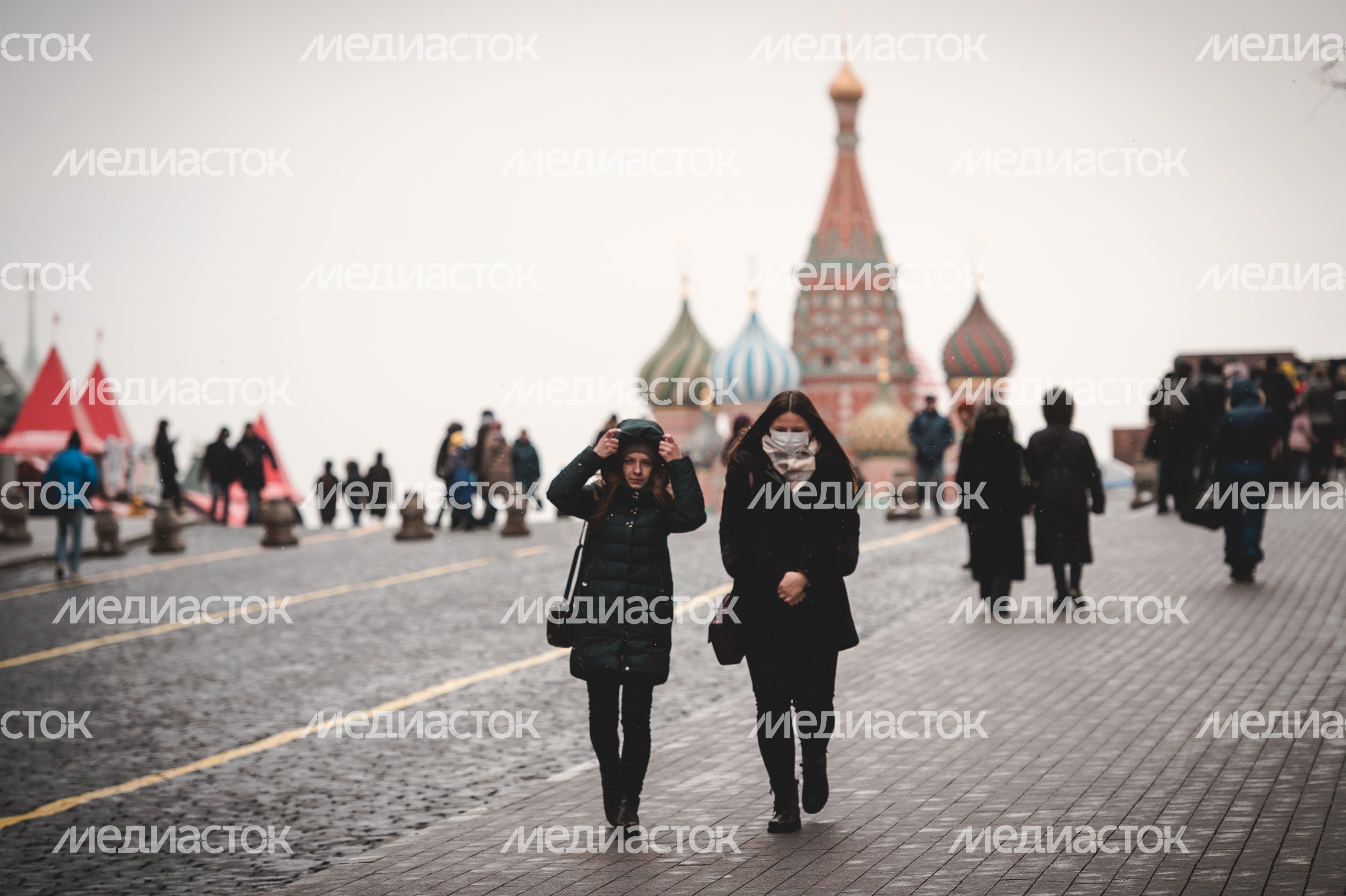 Люди в масках в период эпидемии коронавируса
