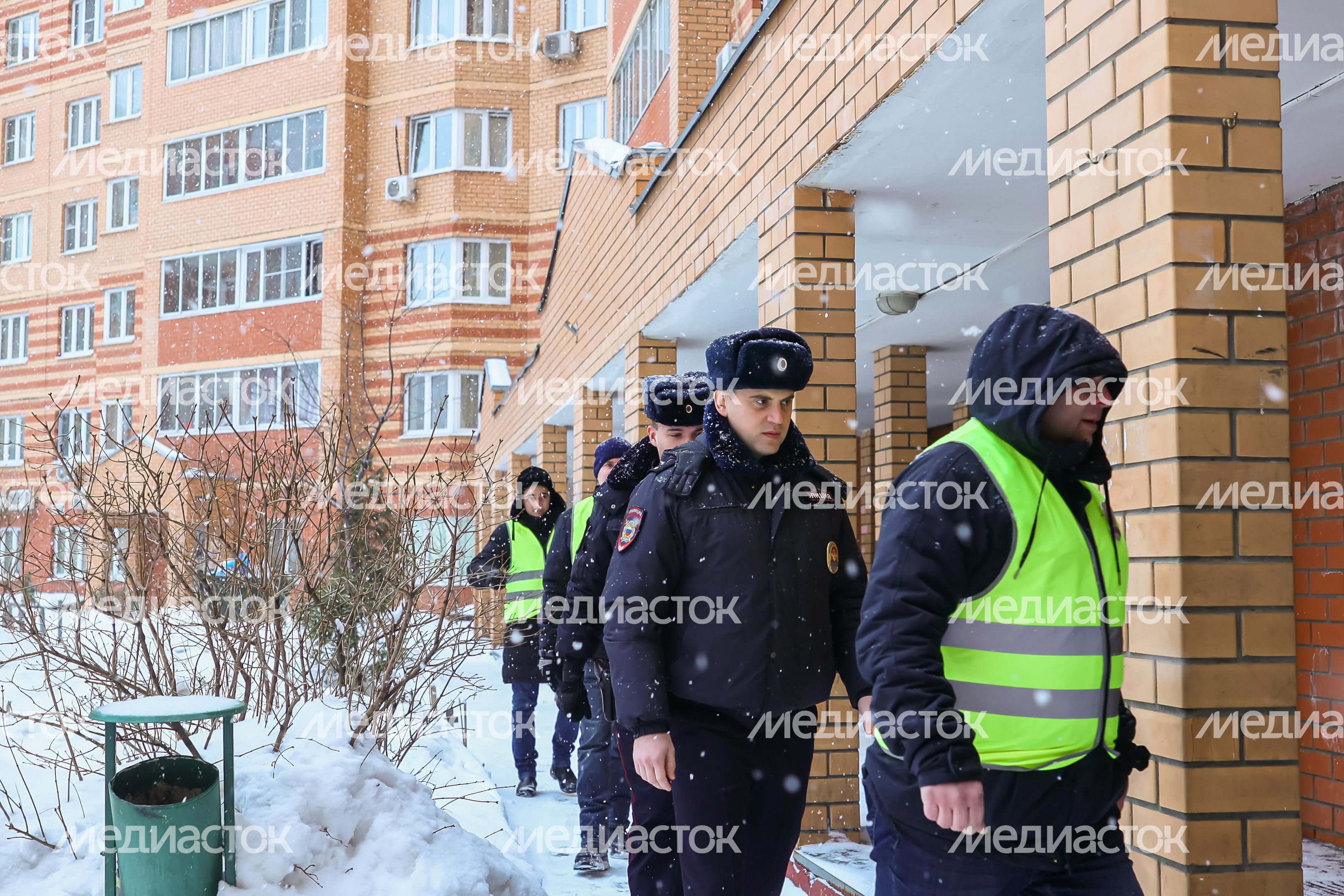 Народные дружинники и сотрудники полиции патрулируют улицы Подмосковья Народные дружинники и сотрудники полиции патрулируют улицы Подмосковья