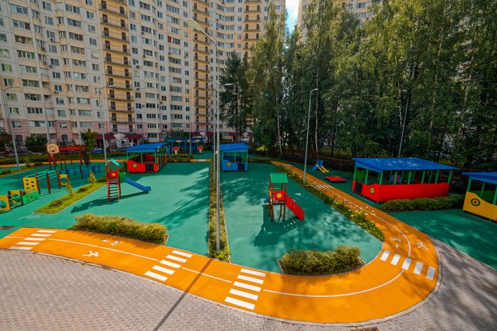 Игровая площадка в новом детском саду «Серебряные росы» в поселке Андреевка