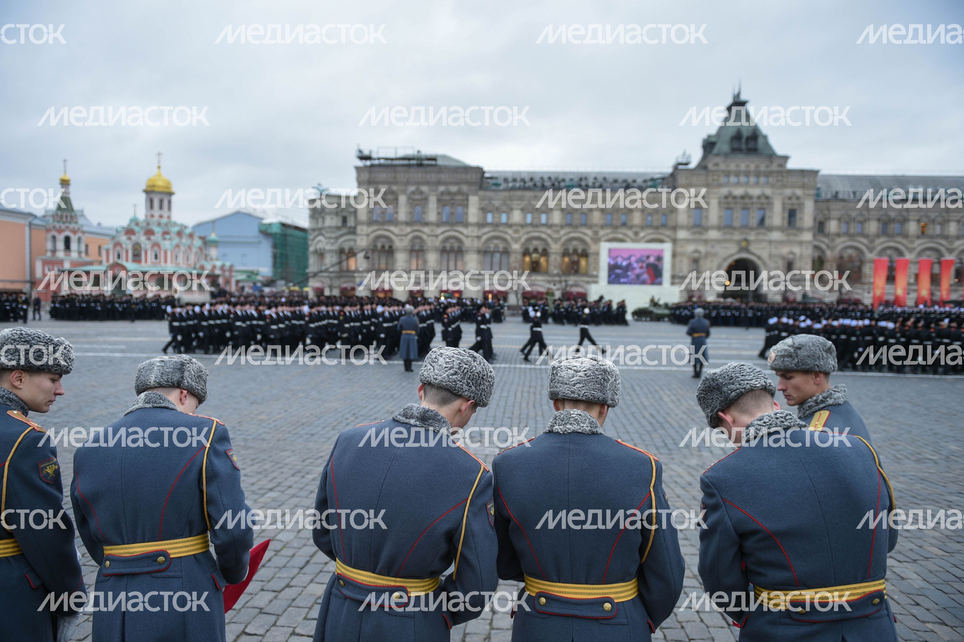 Торжественный марш в честь парада 1941 года на Красной площади в Москве
